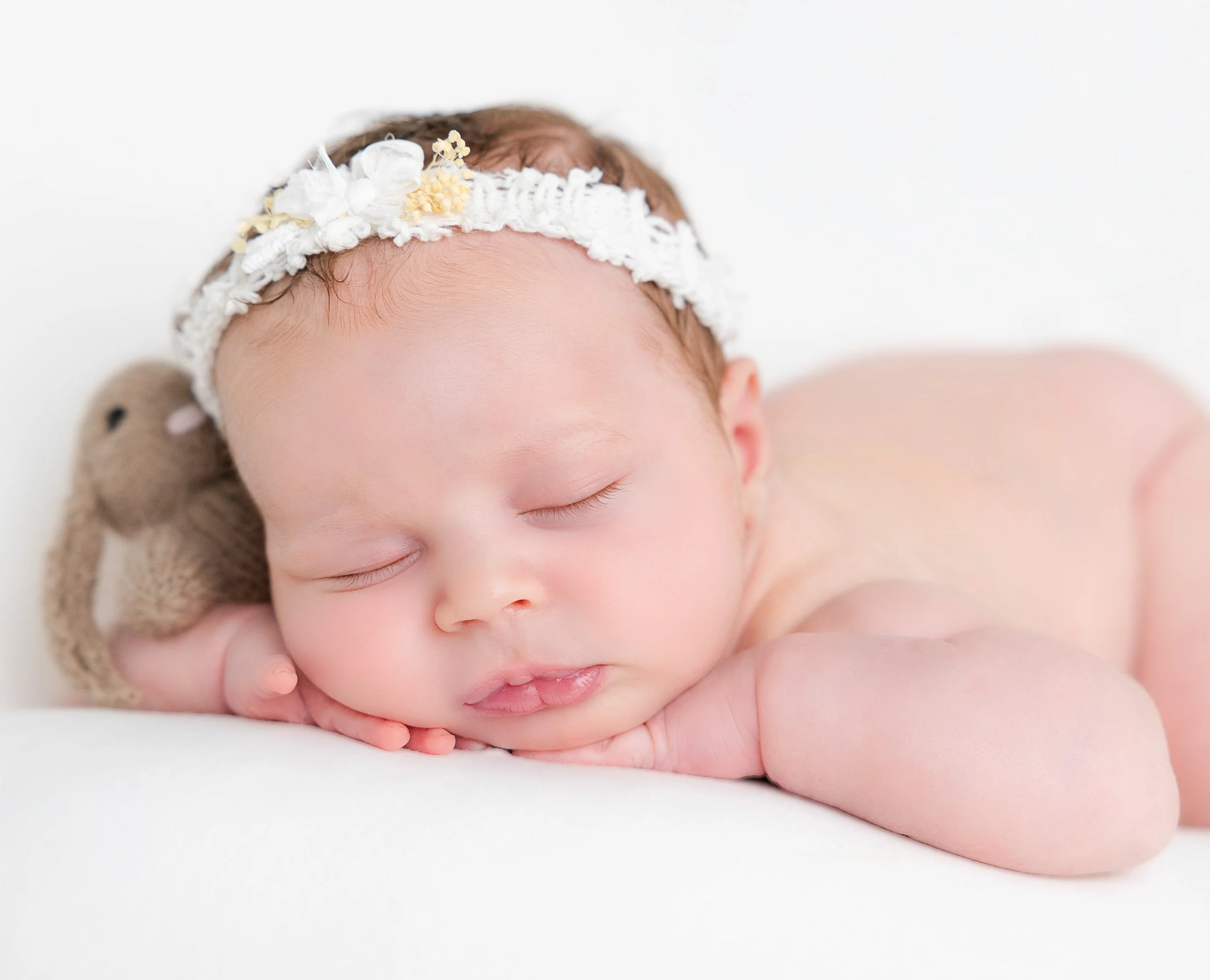 am-photo-newborn-hands-on-chin-2.jpg