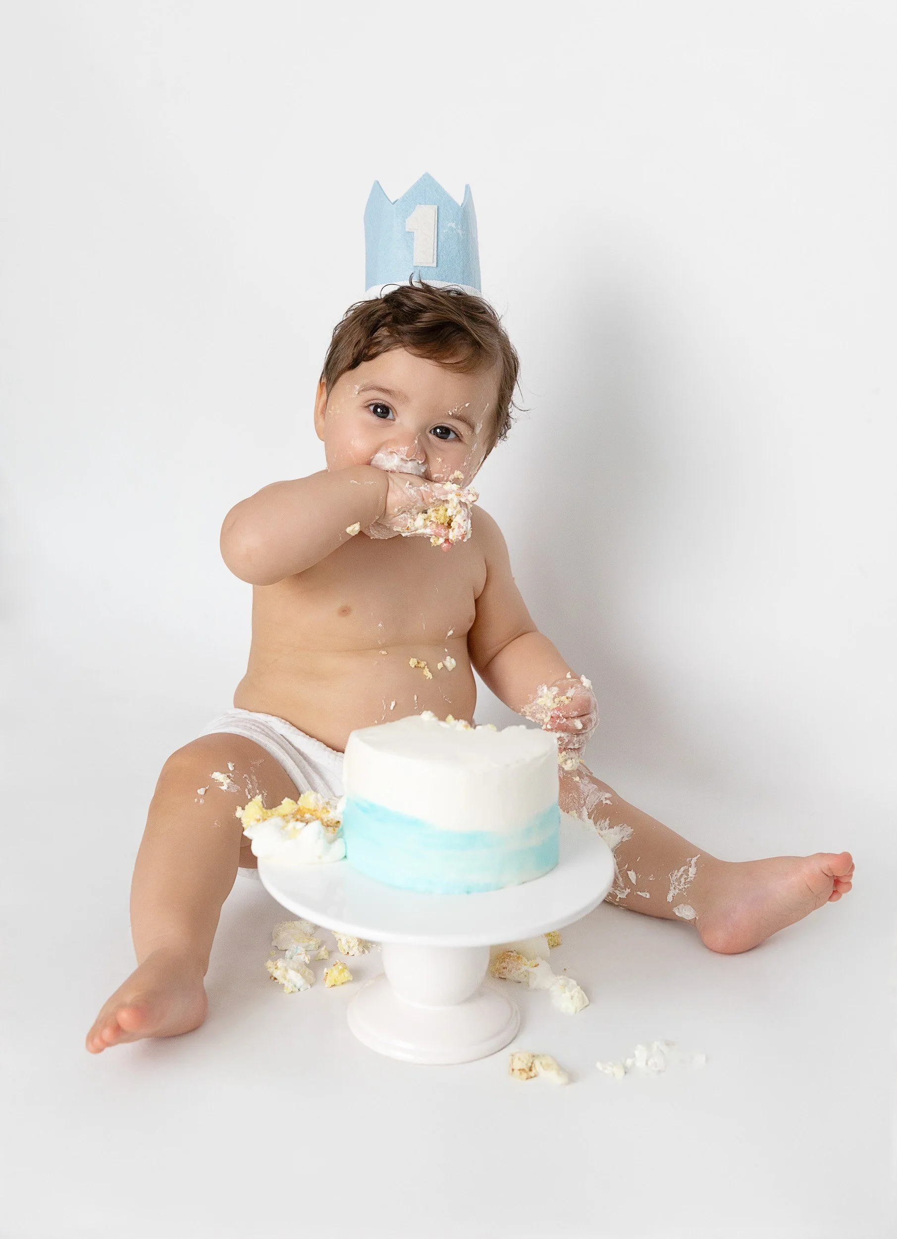 Capturing every messy, joyful moment of a first birthday cake smash