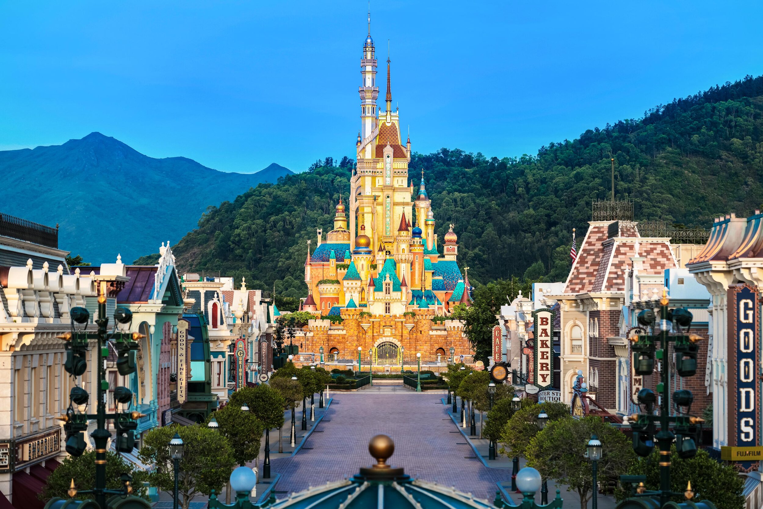 1 Hong Kong Disneyland_Main Street.jpg