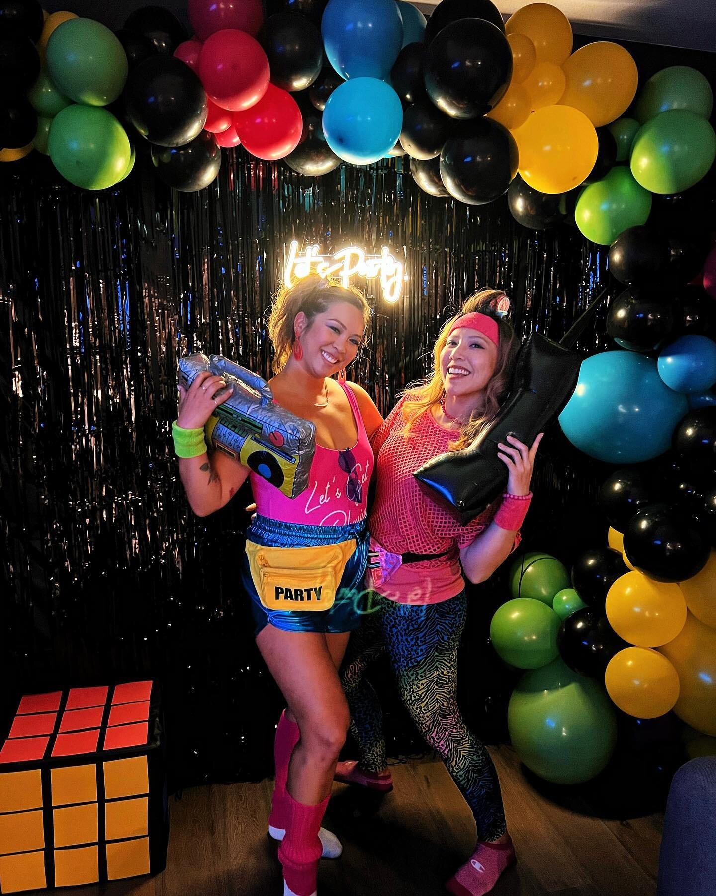 Take us back to the 80&rsquo;s 📼🛼📺👾🕹️🎸. Love how the colors just pop here 🤩! 

Hope you had a totally rad birthday Tiff 🤘.

Backdrop design and set-up: @experiencesbyk

#80sparty #80stheme #80sbackdrop