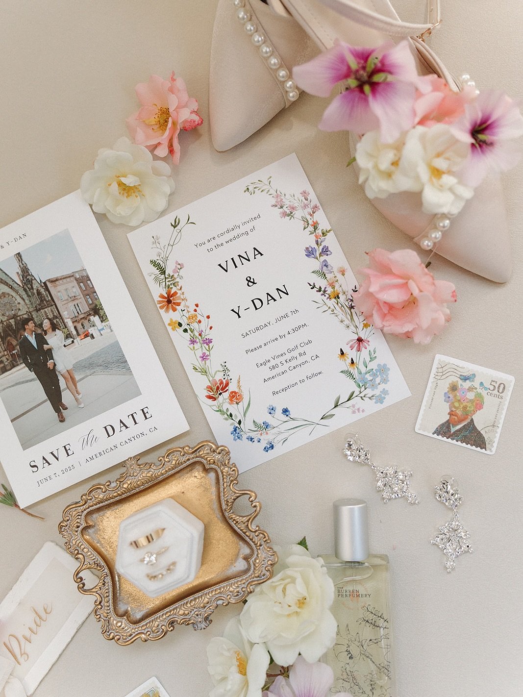 What should you pack for your wedding flat-lay photos? This is normally what your photography/videography team will work on first so having a collection of cherished items in a labeled box will help you stay on schedule. List of common items below ⬇️