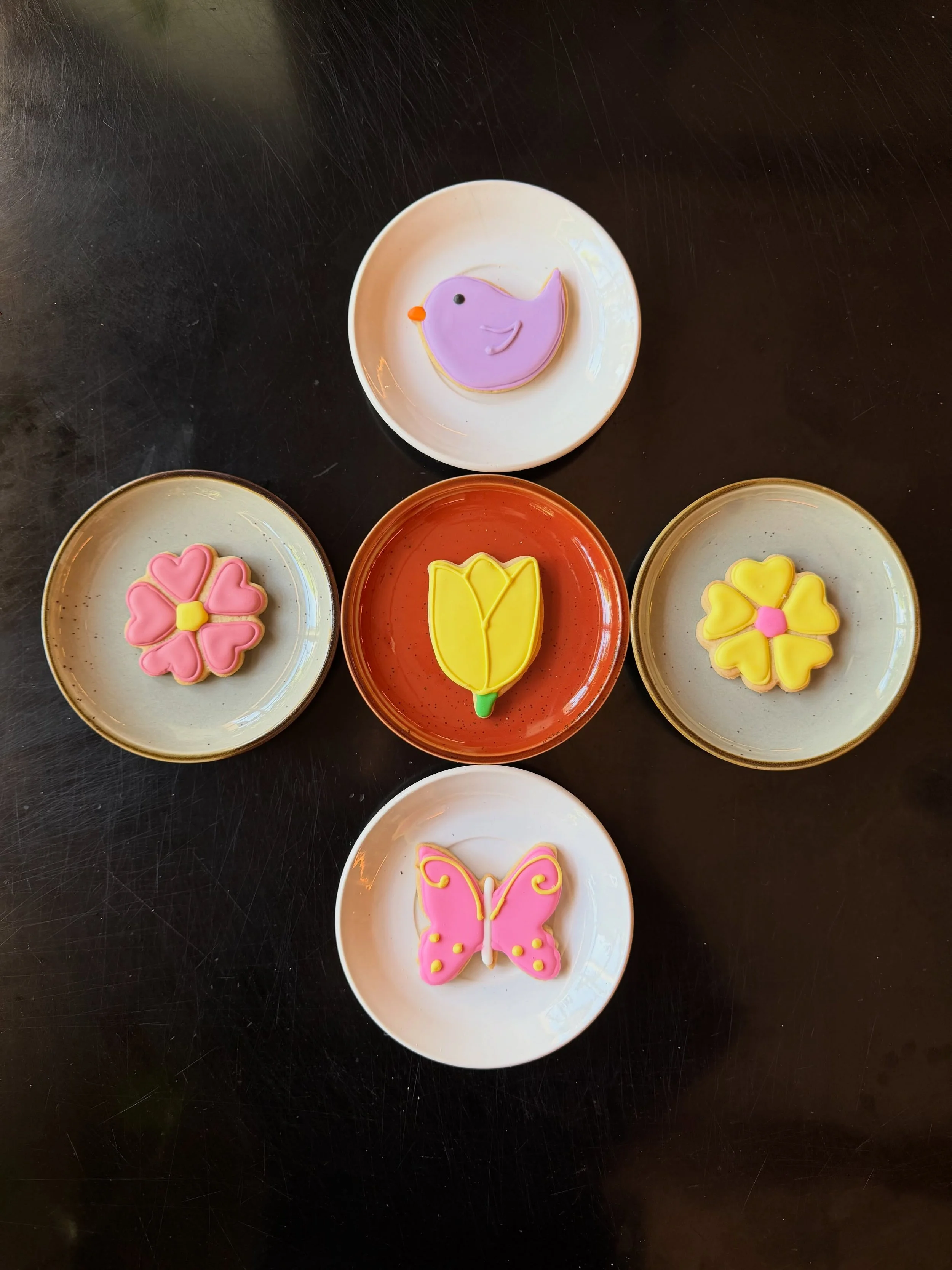 With how the weather&rsquo;s been lately, it&rsquo;s hard to believe it&rsquo;s actually spring. Thankfully we&rsquo;ve got some cute spring-time themed cookies by @bakedbysusan that will remind you of a time when the weather was warm, welcoming, and