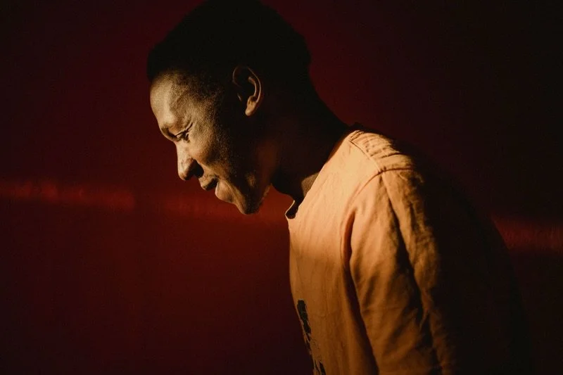 &Eacute;l es Hillary.
Le hice este retrato en ruta, en uno de los tramos que pedaleamos juntos durante el proyecto solidario KARABAN @karaban_bike a finales de 2024.
Hillary es de Kenia, es dise&ntilde;ador t&eacute;xtil y un gran artista. Destaca po