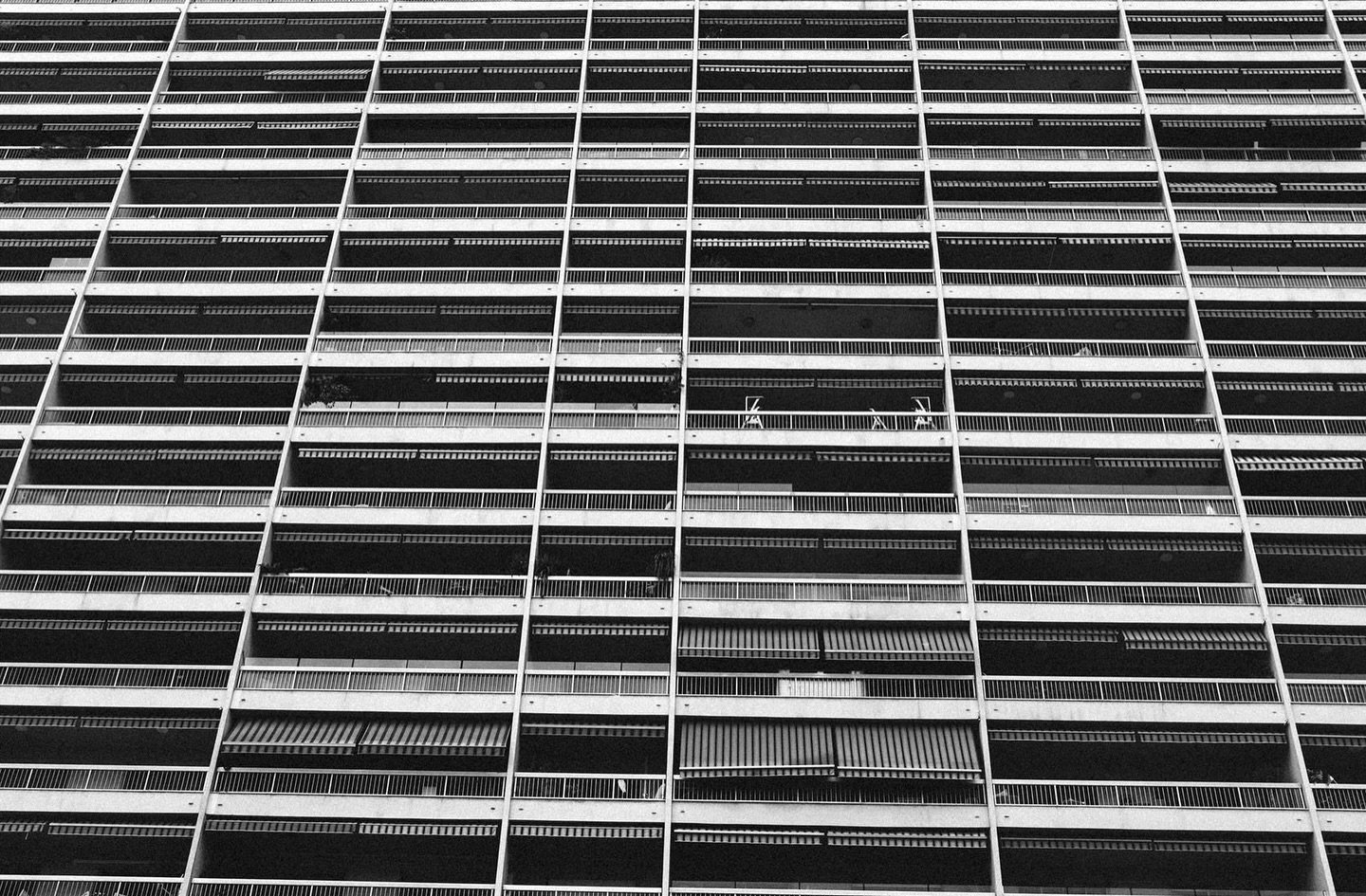 Meetings.
No s&eacute; por qu&eacute; motivo mi c&aacute;mara me lleva a edificios de este estilo: amplios a la vez que encasillados. Suelen aparecer en lugares peculiares del extrarradio de los n&uacute;cleos urbanos.

Me imagino la vida que ocurre 