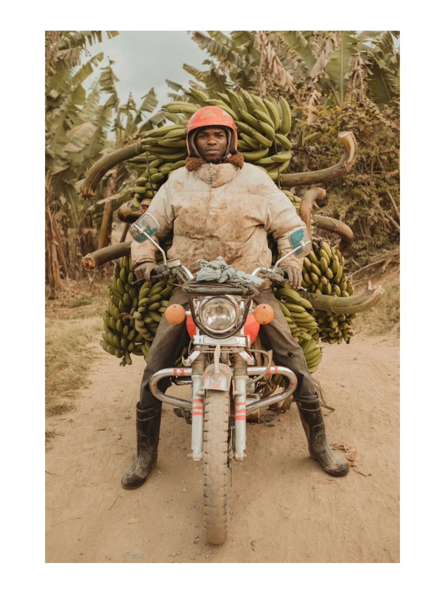 Retrat&eacute; a este hombre en plena ruta por Tanzania, mientras recorr&iacute;amos el pa&iacute;s en bicicleta. Su motocicleta, cargada de pl&aacute;tanos, casi tocaba el suelo.

En cierto modo, ambos &iacute;bamos bien cargados: &Eacute;l transpor