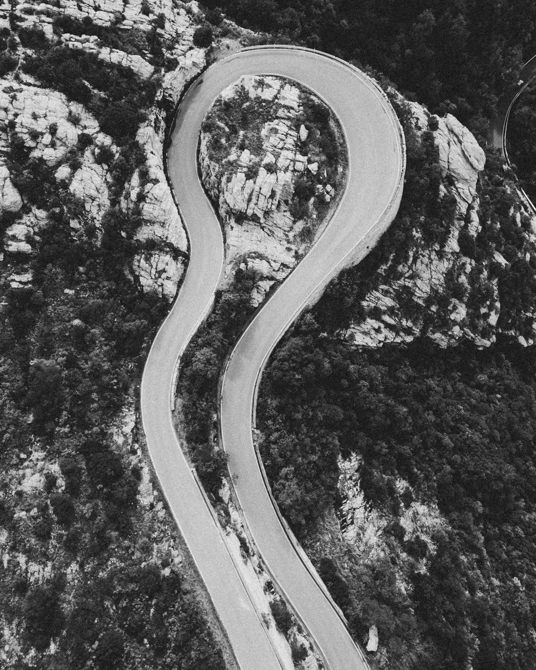 Giros. 

&copy;davidvilanova

#ruta
#giros
#curvas
#viaje
#carretera