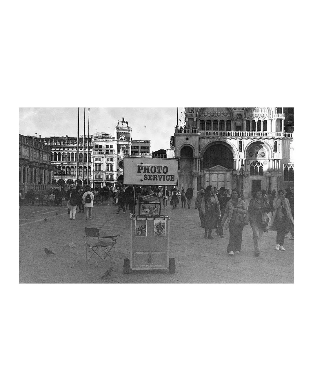 Photo service
Noviembre de 2025. Venecia.

Fui una semana por trabajo. En alg&uacute;n momento sal&iacute; a dar un paseo y dispar&eacute; un carrete en blanco y negro.

A la vuelta, lo revel&eacute; en el peque&ntilde;o cuarto oscuro que tengo en ca