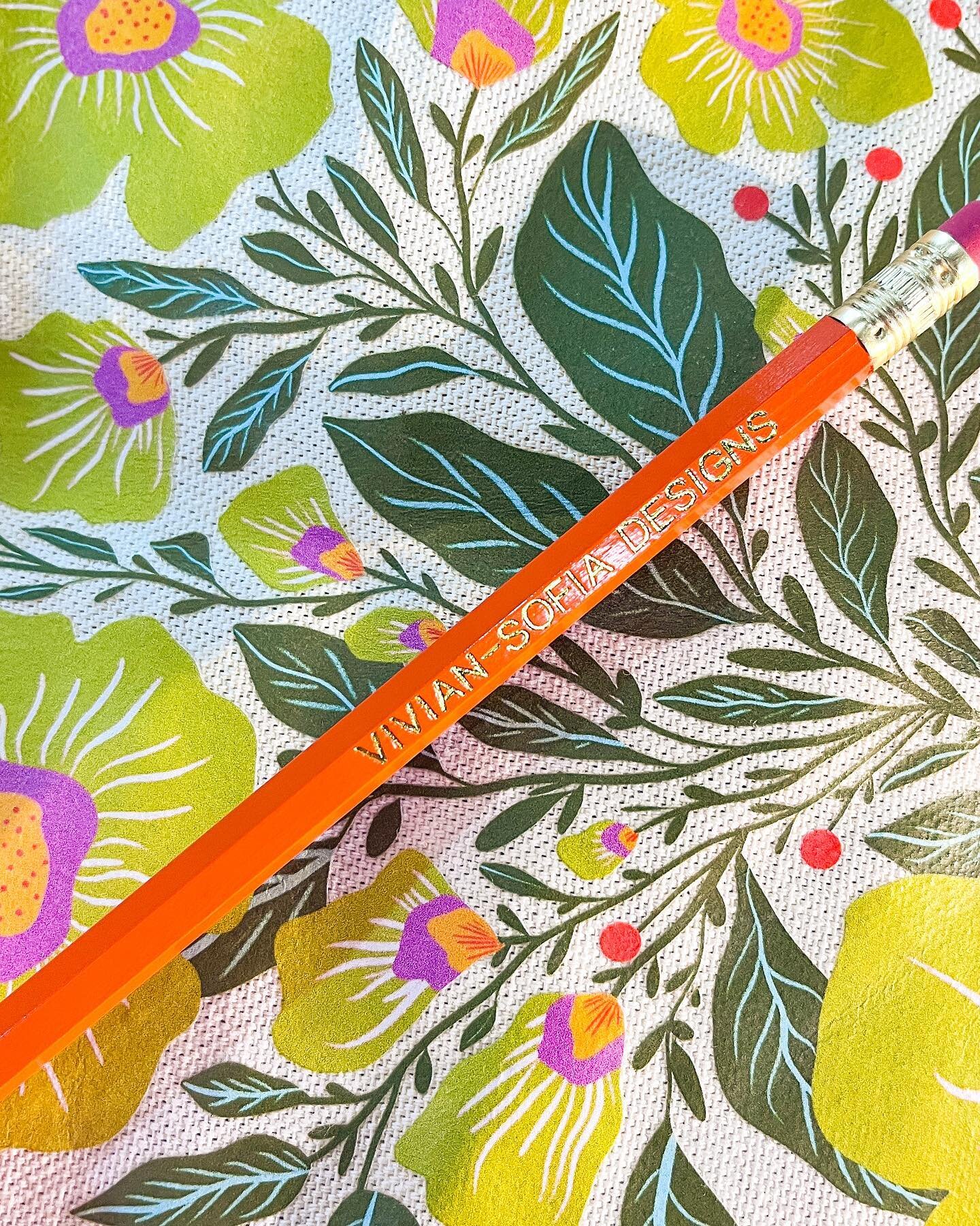 The beautiful @creativienstudio made me custom VSD pencils and I cannot cope! Not only did she surprise me, but she took time from her busy @ooak_toronto day to make them for me 💕 Officially my new everyday pencil. Hit her up for custom pencils ASAP