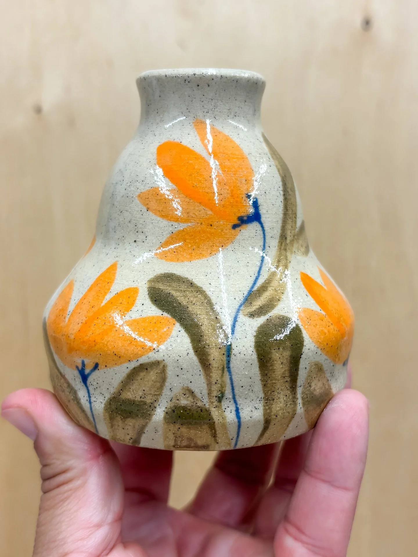 Something about this speckled clay and this yummy orange just reminds of jumping into a pile of leaves 🍁 ☺️ Making little vases never gets old.