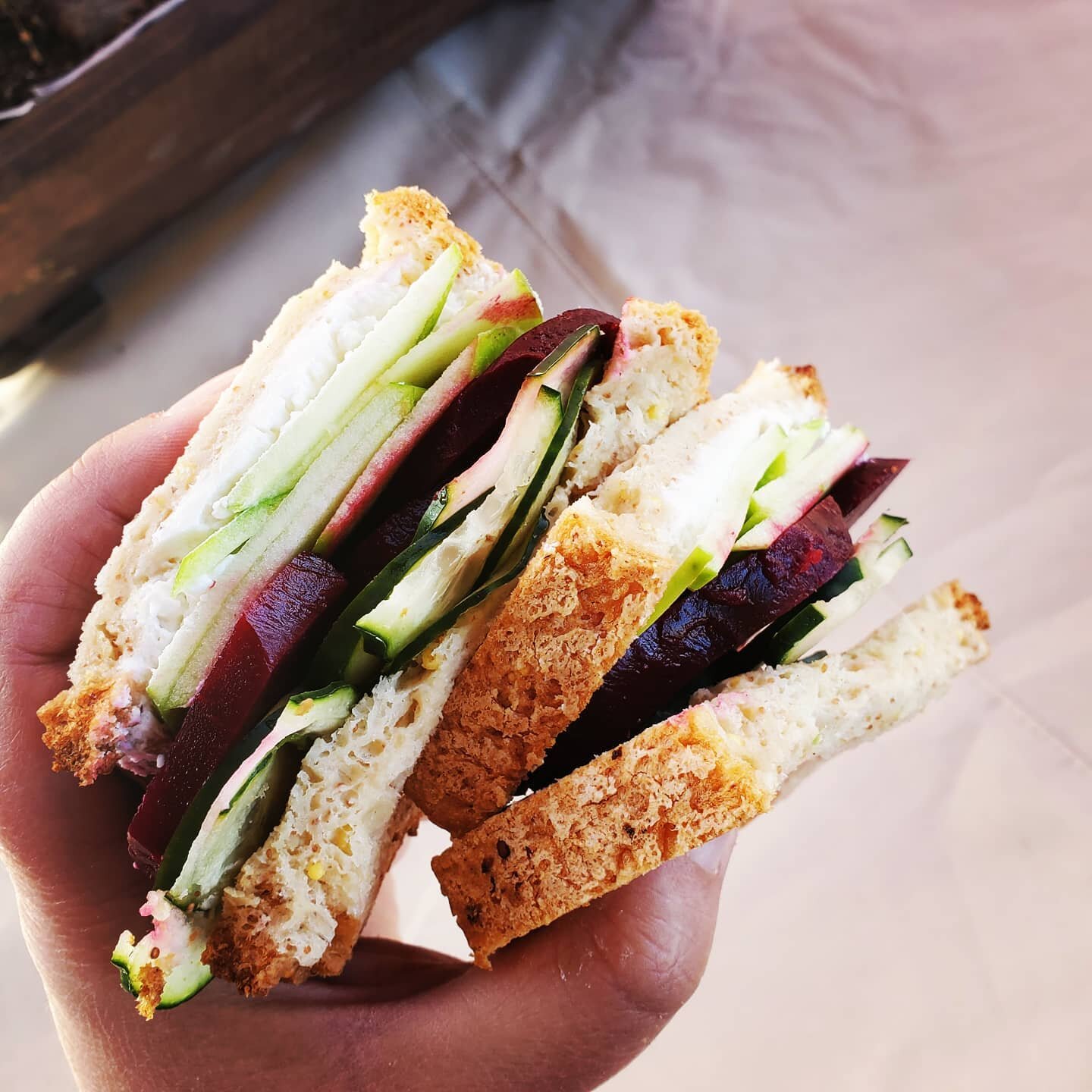 This post is for the 66% of people who said they loved beets in my recent social media poll 😉😁

Goat cheese and beetroot sandwich 🥪

Franz 7 grain gluten-free bread🍞
Goat cheese, spreadable🐐
Beets, sliced
Cucumbers, thinly sliced🥒
Granny smith 