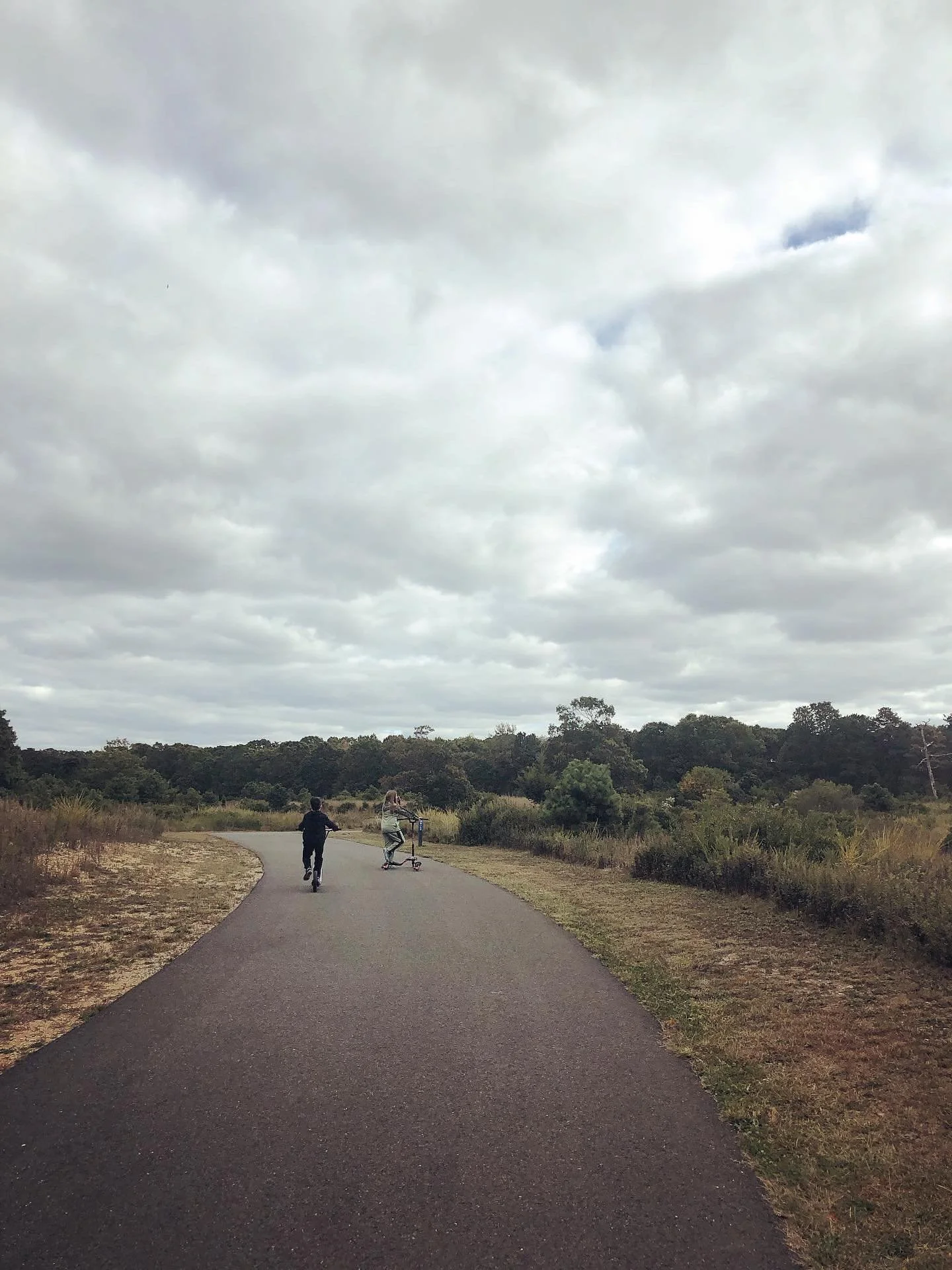 A chill park hang scootin around. Loving this fresh crisp air. Hello autumn, I&rsquo;ve missed you so much 🍂 #parkdays #naturelover #atthepark #autumndays #fall #autumn #ny #longisland #tgif