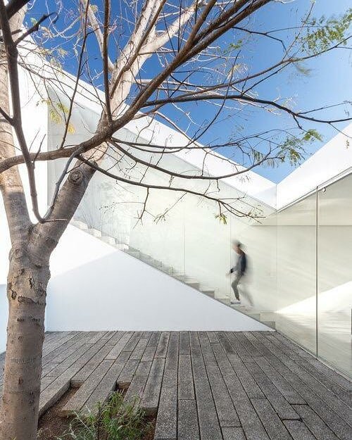 The subtlety with which the built and un-built compliment each other in the  Casa Ja by @hwstudioarq is sheer magic. Clean, crisp lines and edges of white masses highlighting the blue skies instils a strong ethereal quality in this piece of design.

