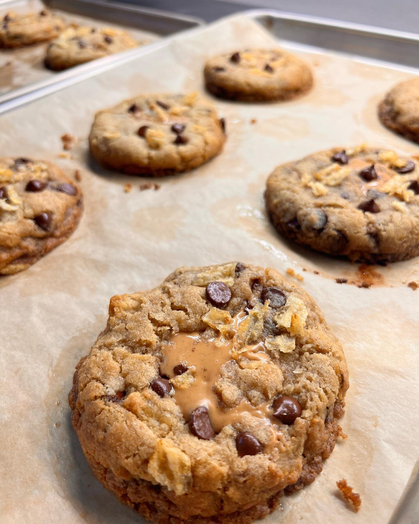 Anyone else wake up &amp; think &ldquo;it&rsquo;s a peanut butter potato chip cookie&rdquo; kind of day?

Yea.. same 🫶🏼 we baked extra! For you and us 🤪 peanut butter filling, salty potato chips, dark chocolate chips, vegan AND gluten free. Basica