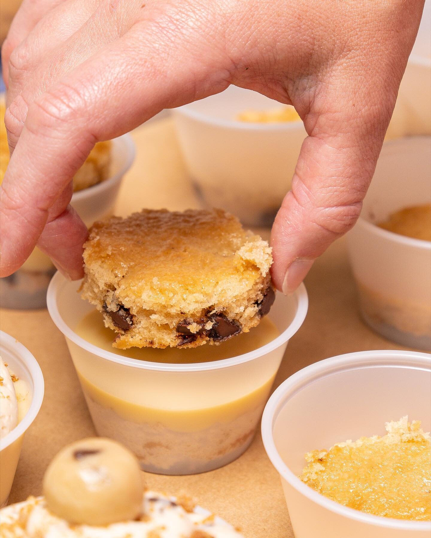 Cookie Dough Malt Cake Cups 🍪

A prime example of what we love to do. Taking a tried and true flavor, ahem cookie dough 🤤, and giving it our own AB twist. 

Malted milk pastry cream, vanilla chocolate chip cake, cookie dough frosting~ a handheld ve