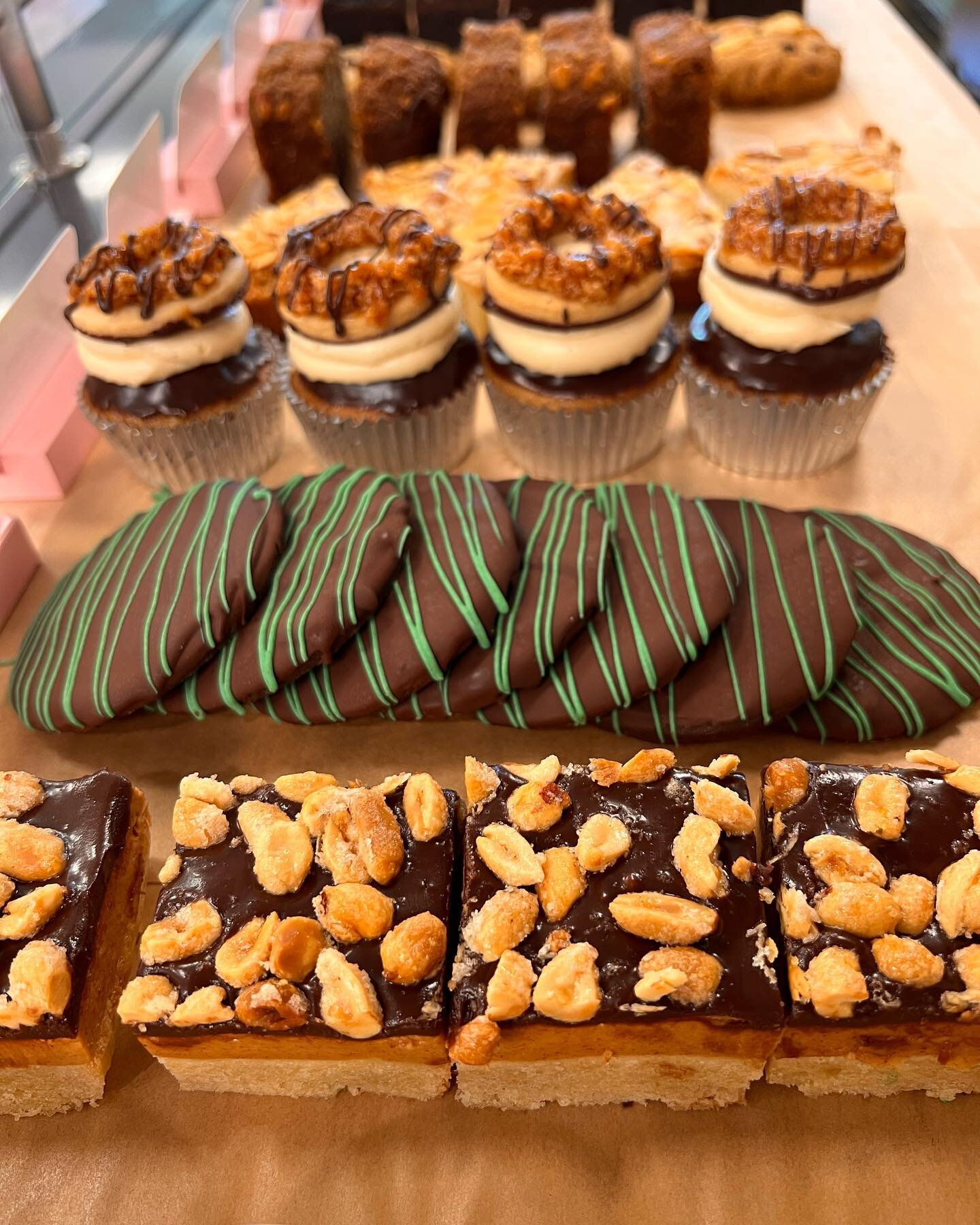 Instant smiles with a display like this 🥰 I mean CMON, how could you NOT try something?! 

Just 2 more weekends of Girl Scouts treats &amp; yep we made more pistachio orange buns because gosh are they good 🍊

Happiest of Fridays, come celebrate pro