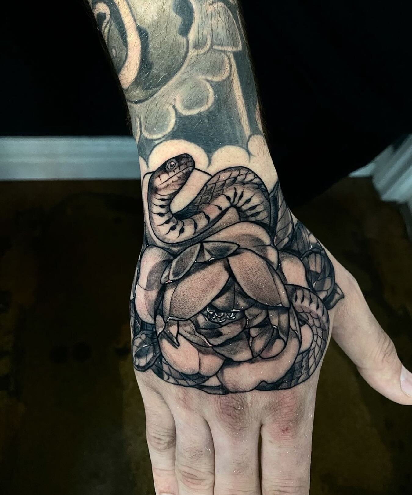 Done by @frankxtattoos 

#handtattoo #snaketattoo #blackandgreytattoo #tattooartist
