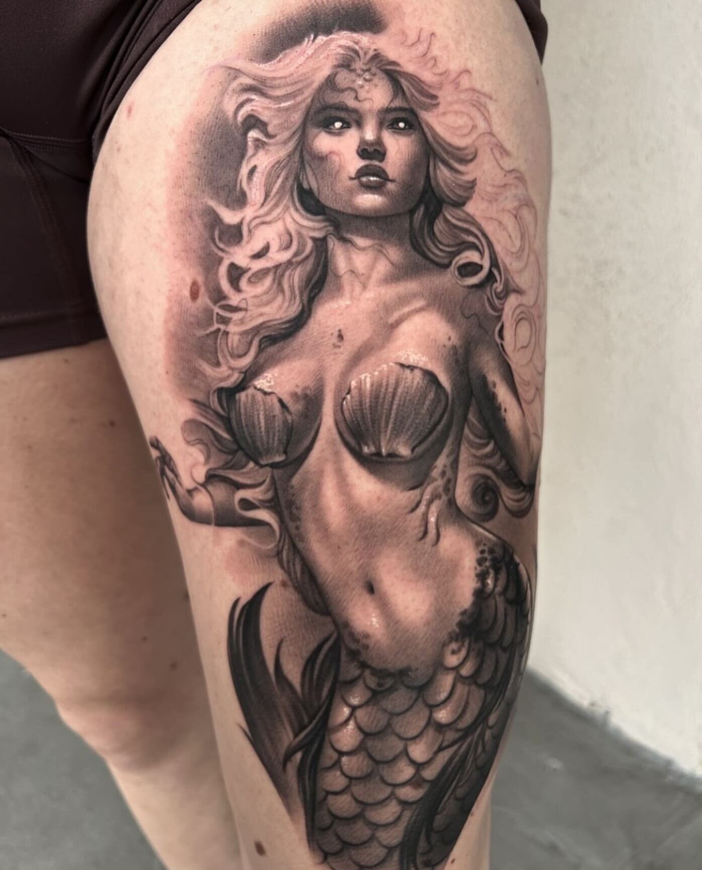 Done by @danielgilberttattoos 

#mermaid #mermaidtattoo #tattooartist #blackandgreytattoo #tattooshop