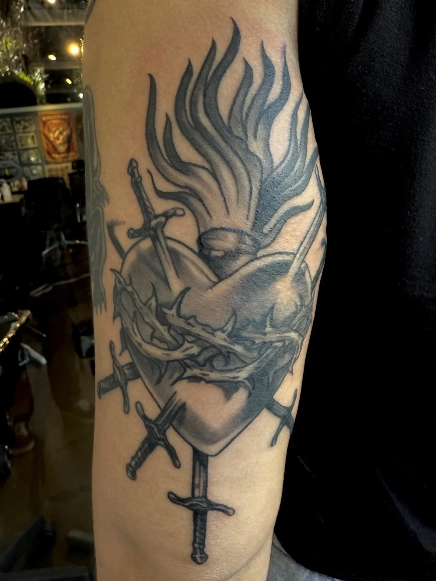 Beautiful sacred heart done by @frankxtattoos here at @darktidetattoo if you&rsquo;d like to make an appointment with Frank, you can send him a message or you can email him directly at: frankxtattoos@gmail.com
&bull;
Our shop opens at 𝟭𝟭𝗮𝗺 𝗧𝗨𝗘