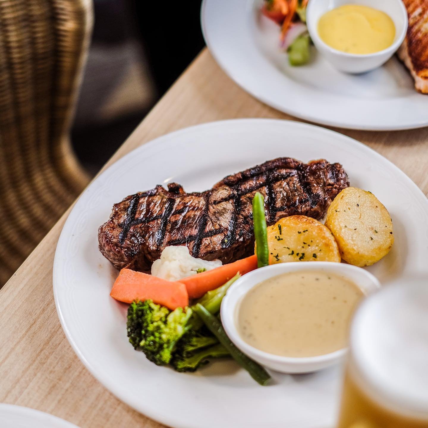 It's Steak &amp; Schnitzel night at the Woden Bistro! 🎉

Enjoy a Steak or Schnitzel with sides for just $18.50! 😍
Which one will you choose? 🤔

🔗 Learn more about our daily specials on our website 

 #hellenicclubofcanberra