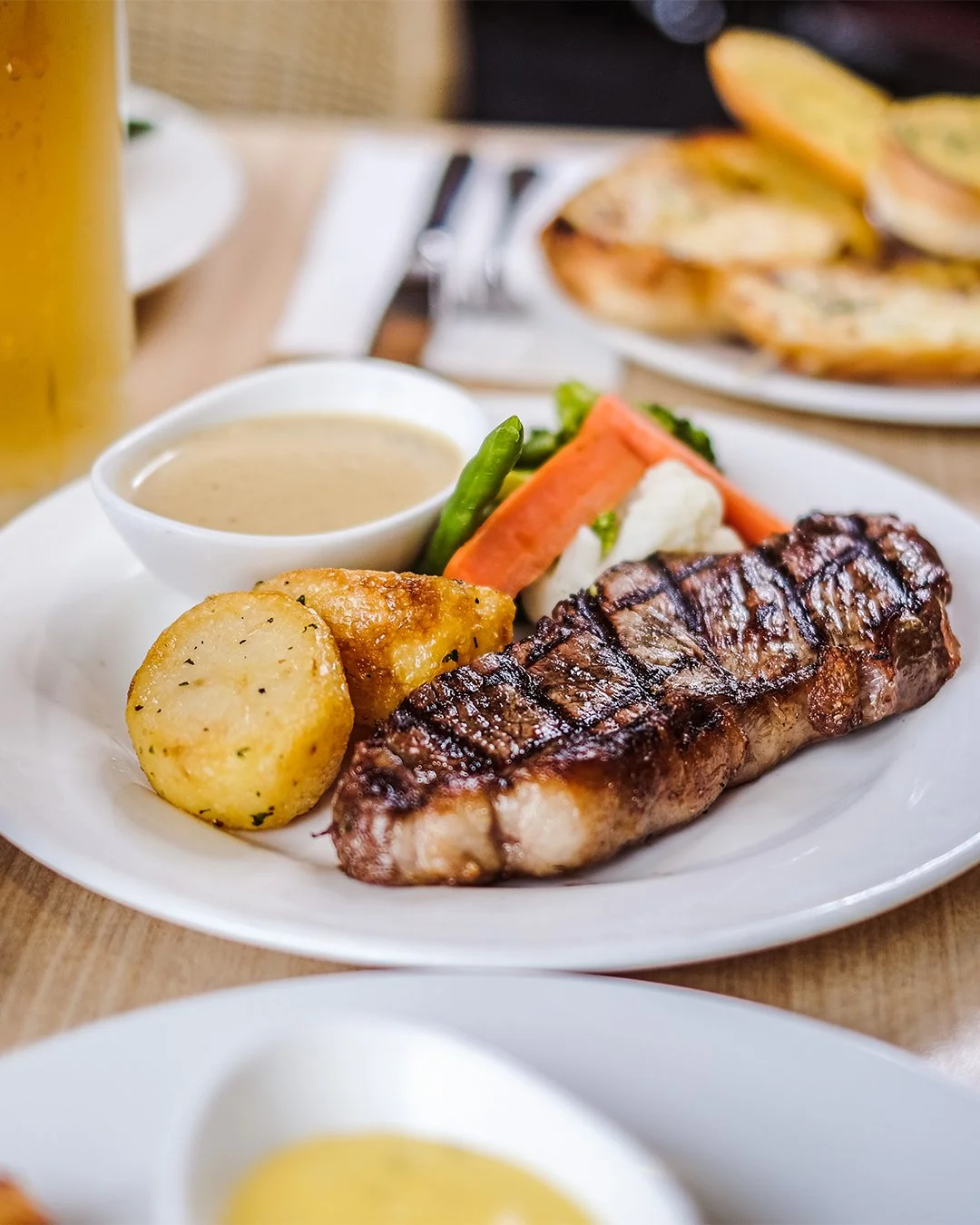 It's Steak &amp; Schooner Night! 🥩
Enjoy a 250g Porterhouse Steak with free glass of basic beer or house wine for $25*! 🍻

👉 Learn more on our website, link in bio.

#HellenicClubOfCanberra