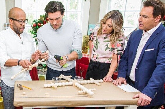 Mark Steines和Debbie Matenopoulos欢迎来自Hallmark Channel Original电影的演员Peter Porte,“爱,一次和始终”。乡下歌手克雷格摩根,他的妻子凯伦和他的女儿ally从电视上的“摩根家庭强烈”都在这里。食品网络的阳光安德森烘烤了一个美味的红色天鹅绒蛋糕。名人培训师Amy Jordan向我们展示了如何在家里做普拉提。厨师Marcel Cocit准备平底锅烤羊排用薄荷的Chimichurri在花椰菜醪。黛比制作高纤维蓝莓松饼,而营养师和生活方式专家亚历山德拉加泰罗尼诺讨论了他们的饮食益处。Paige Hemmis有Diy Rolling Pin Bookends。Ken Wayard创造了节日木珠雪花。Kym Douglas和劳伦斯Zarian股份美容和时尚突破。我们的家人回答查看器问题。 Credit: © 2018 Crown Media United States, LLC | Photo: Alexx Henry Studios, LLC / jeremy lee