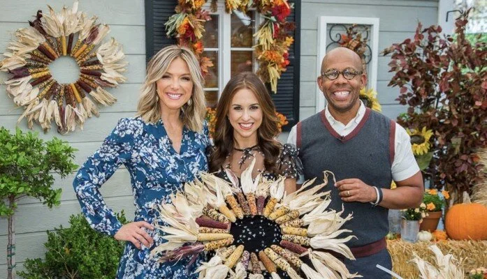 Debbie Matenopoulos和Cameron Mathison欢迎演员Lacey Chabert和Brennan Elliott从Hallmark Channel Original Movie“我全心全意:婚礼”。演员Sarah Davenport和Lucas Grabeel谈论他们的电影“小女性”。糕点厨师简苏达鞭打巧克力辣椒乳脂饼干。厨师伯纳哈德·米甘廷准备自制椒盐脆饼。Debbie Cooks Coq Au Vin Blanc。Larissa Wohl由2018年美国人道Hero狗奖的决赛选手加入。Ken Wayard创造了一个收获的玉米花圈。Kym Douglas帮助我们选择右侧面具。Shirley Bovshow拥有DIY假日香料。信誉:©2018 Crown Media United States,LLC | Photo: jeremy lee/ Alexx Henry Studios, LLC.
