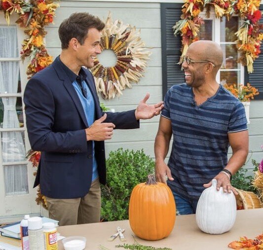 Debbie Matenopoulos和Cameron Mathison欢迎演员Lindy Booth和Wes Brown从Hallmark频道原始电影“在秋天的月亮下”。Actor Boris Kodjoe会谈ABC的“车站19”。“拉丁美洲舒适食品制造健康”作者,Ingrid Hoffman用烟熏黑豆腐辣酱烹饪Carnitas Verdes。从Courtney,Courtney Rich Up of Honey Goat Cheese Cake。睡眠医生,迈克尔布雷博士讨论了睡着了,睡着了。贝弗利山庄组织者,Linda Koopersmith向我们展示了如何组织秋季院子销售。Paige Hemmis有一个DIY马蹄架。Shirley Bovshow在这里拥有我们需要了解PassionFruit的一切。Ken Wayard制作秋天叶南瓜。我们的家人回答查看器问题。 Credit: © 2018 Crown Media United States, LLC | Photo: jeremy lee/ Alexx Henry Studios, LLC.
