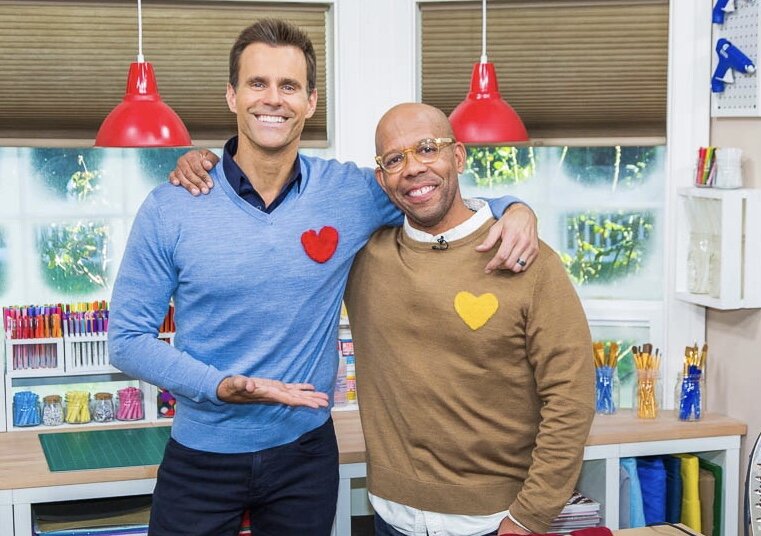 Debbie Matenopoulos和Cameron Mathison欢迎格拉米奖提名歌手和作者,泰勒大甘蓝。从美国的测试厨房,朱莉娅科林达维森准备白鸡辣椒。“饼干书”作者,Rebecca Firth让巧克力皱纹饼干。“当”作者“何时吃什么,迈克尔罗彭博士访问了我们的家。黛比让一切百吉饼卷。Larissa Wohl预览了Hallmark频道的“2019年美国救援狗展”。Ken Wayard创造了羊毛心毛衣。Shirley Bovshow向我们展示了如何种植洋甘菊植物。Maria Provenzano在这里与DIY情人节化妆包。我们的家人分享如何学习我们给予的独特方式和接受爱情可以改变我们的关系。 Credit: © 2019 Crown Media United States, LLC | Photo: jeremy lee/ Alexx Henry Studios, LLC.