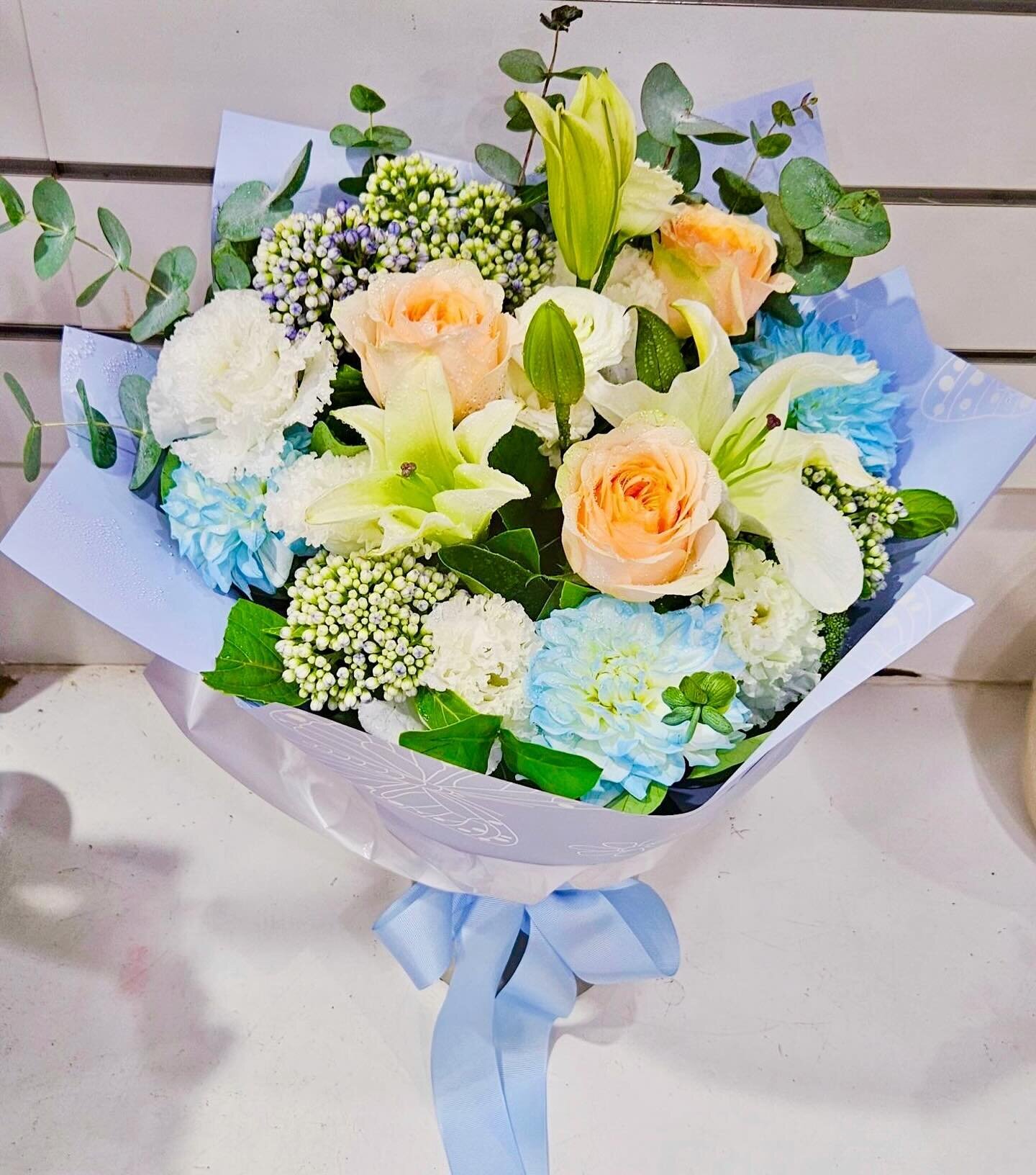 .
Feeling the vibrant energy of blue and orange hues today! 💙🧡

This stunning bouquet is like a burst of sunshine on a cloudy day. Perfect for adding a pop of color to any space.

#B072

#freshflowers #colourfulflowers #colourfulbouquet #florist #f