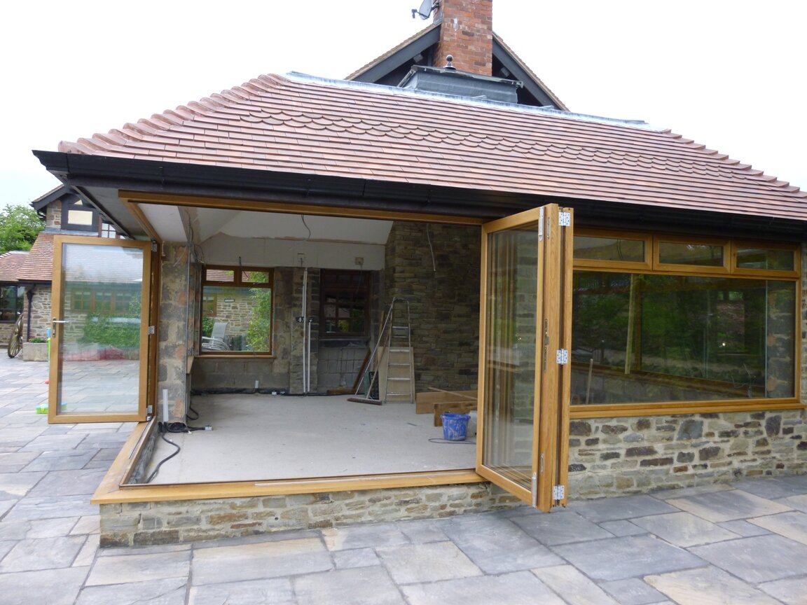 Ullingswick Oak Bi folding doors to orangery complete corner using Corner post feature..JPG