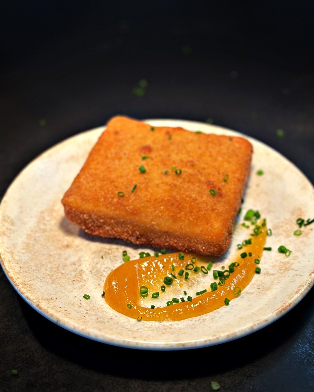 Neu auf dem Menu: Graviera Saganaki &ndash; kombiniert mit der Zitronenmarmelade bietet dieser K&auml;se echt eine unerwartete Geschmacksexplosion 🍋 🧀

#essengehen #n&uuml;ni #gastro #griechischinzurich #griechisch #mediterran #altstetten #z&uuml;r