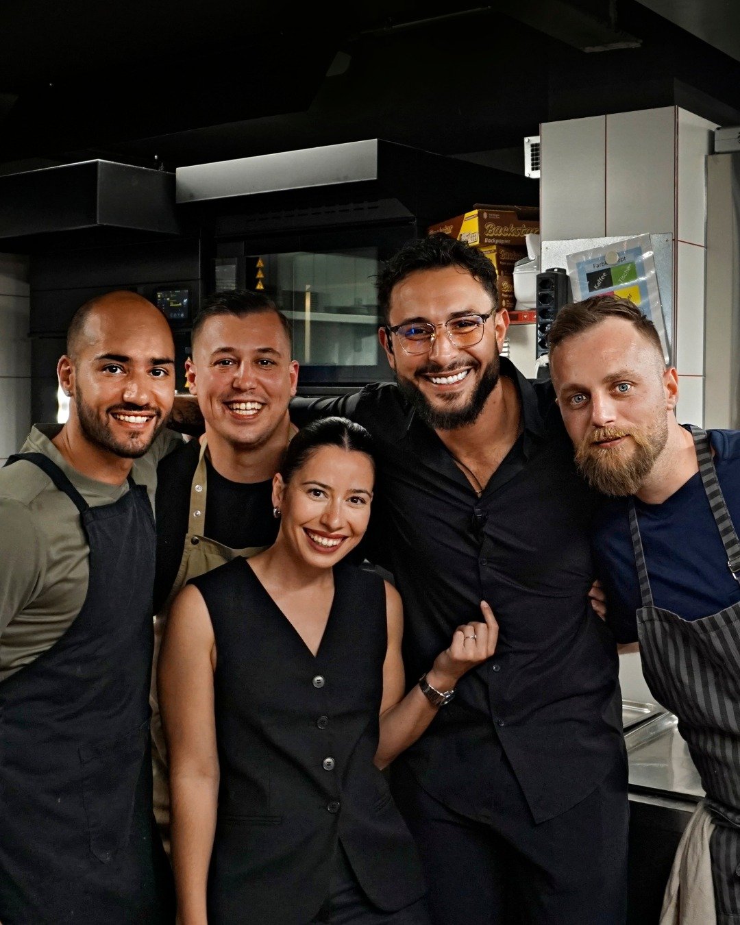 Team-liebe wird bei uns gross geschrieben! ❤️

#essengehen #n&uuml;ni #gastro #griechischinzurich #griechisch #mediterran #altstetten #z&uuml;rich #restaurant #willkommen #woesseninzurich #gemeinsamgeniessen