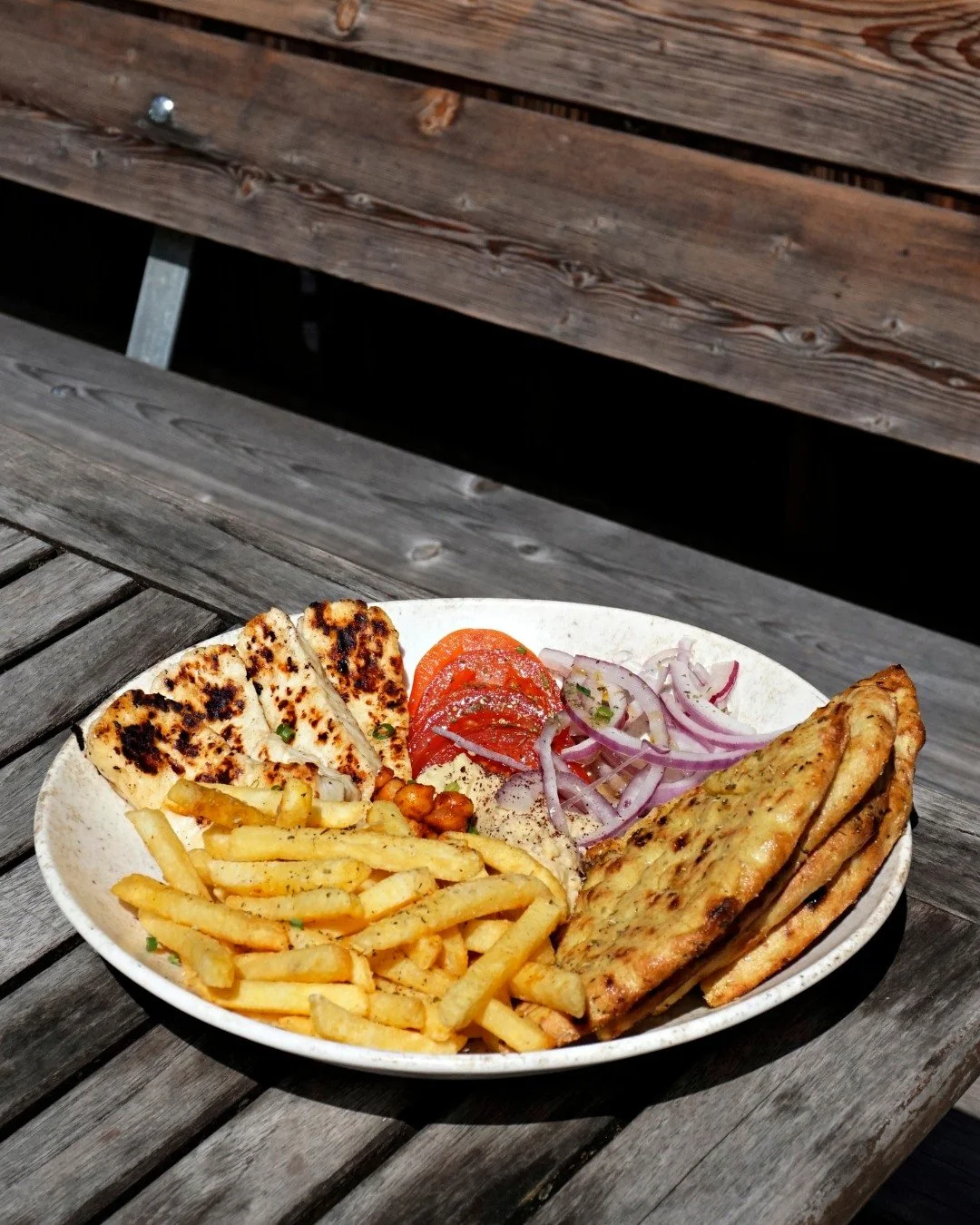 Die vegi Version unseres Bestsellers: der Halloumi Teller ❤️
Entdecke unser ganzes Mittagsmenü unter dem Link in der Bio
#essengehen #nüni #gastro #griechischinzurich #griechisch #mediterran #altstetten #zürich #restaurant #hummus #di