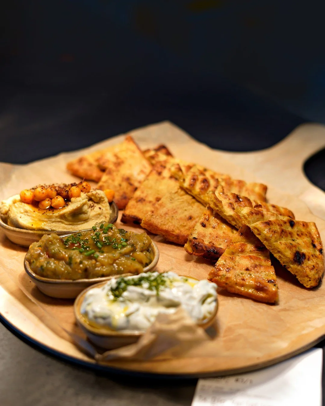 Egal ob Ap&eacute;ro oder Snack f&uuml;r zwischendurch, unsere Dips liefern immer eine Geschmacksexplosion 💥

#essengehen #n&uuml;ni #gastro #griechischinzurich #griechisch #mediterran #altstetten #z&uuml;rich #restaurant #hummus #dip #gemeinsamgeni