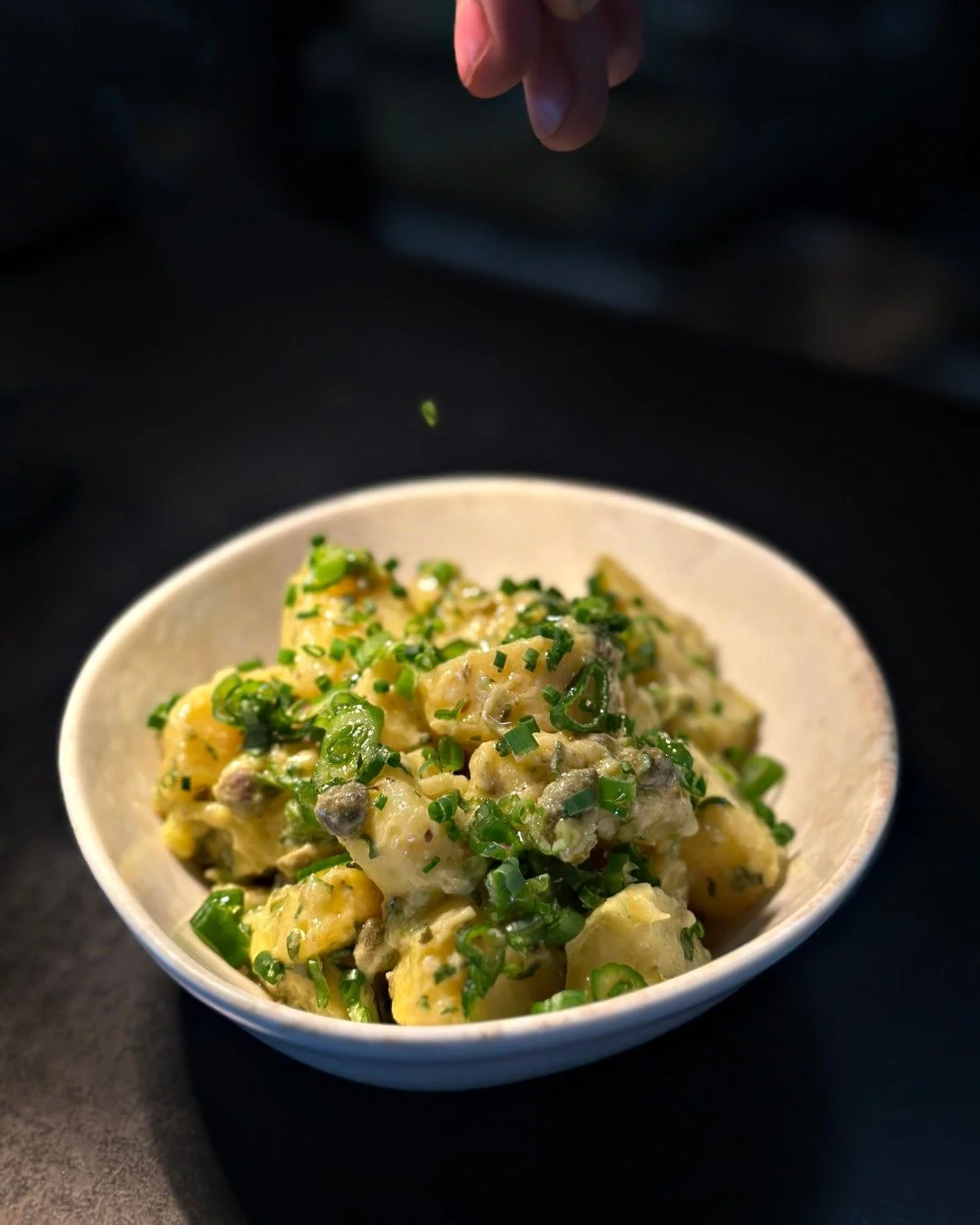 Das Beste kommt bekanntlich zum Schluss &ndash; die Garnitur sorgt nicht nur f&uuml;r den passenden Farbtupfer, sie verleiht auch geschmacklich das gewisse Etwas 🌱✨

#essengehen #n&uuml;ni #gastro #griechischinzurich #griechisch #mediterran #altstet