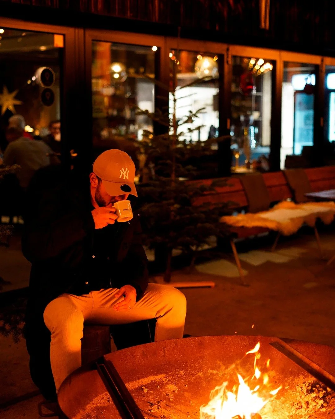 Unsere Terrasse ist nicht nur im Sommer ein beliebter Ort zum Verbleiben &ndash; f&uuml;r die kalten Tage haben wir gem&uuml;tliche Sitzm&ouml;glichkeiten bei warmen Feuerschalen eingerichtet ❤️🔥
Der perfekte Ort f&uuml;r alle, die ihren Gl&uuml;hwe