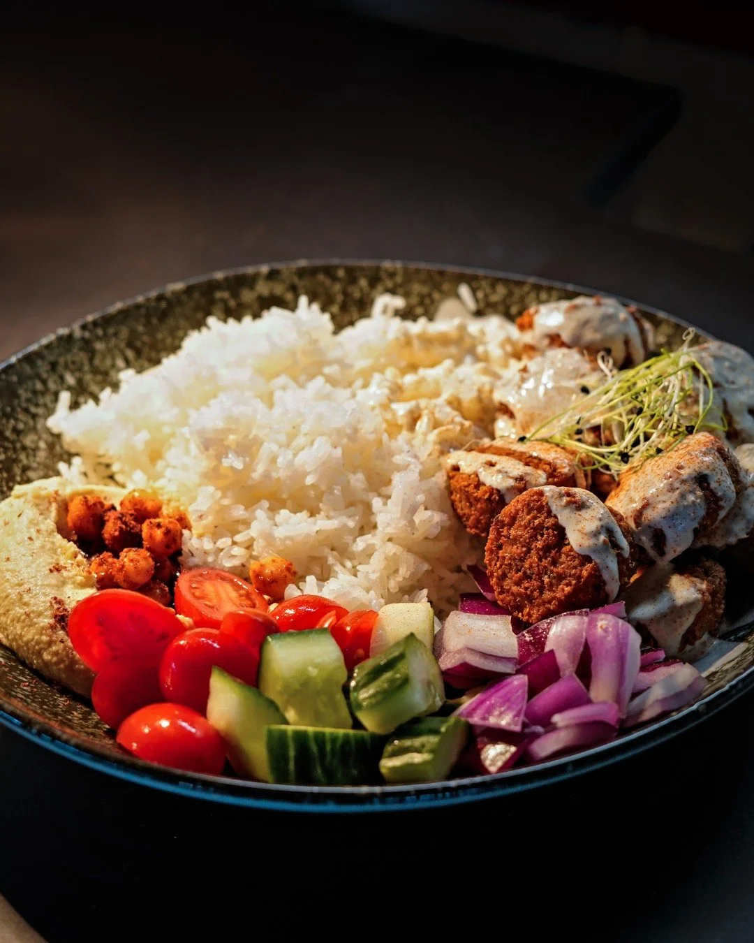 Unsere Gyros- und Halloumiteller sind heiss geliebt &ndash; neu gibts auch die Falafel Bowl zu geniessen! 🥗😍

#essengehen #n&uuml;ni #gastro #griechischinzurich #griechisch #mediterran #altstetten #z&uuml;rich #restaurant #hummus #dip #gemeinsamgen