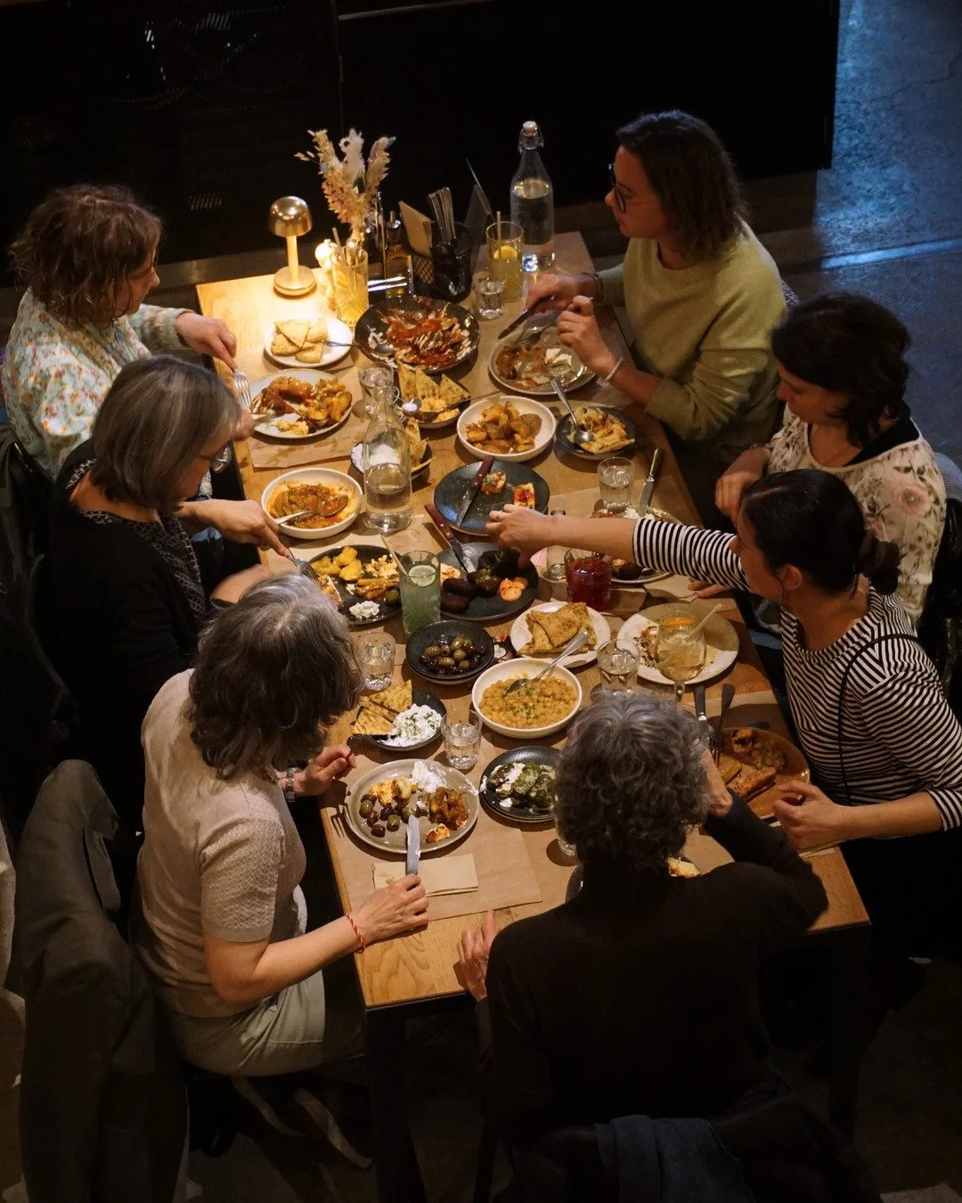 Es gibt nichts Besseres als eine Mezze-Night mit Freunden!🤤🙂&zwj;↕️

#n&uuml;ni #griechischinzurich #griechisch #mediterran #altstetten #z&uuml;rich #restaurant #mezze