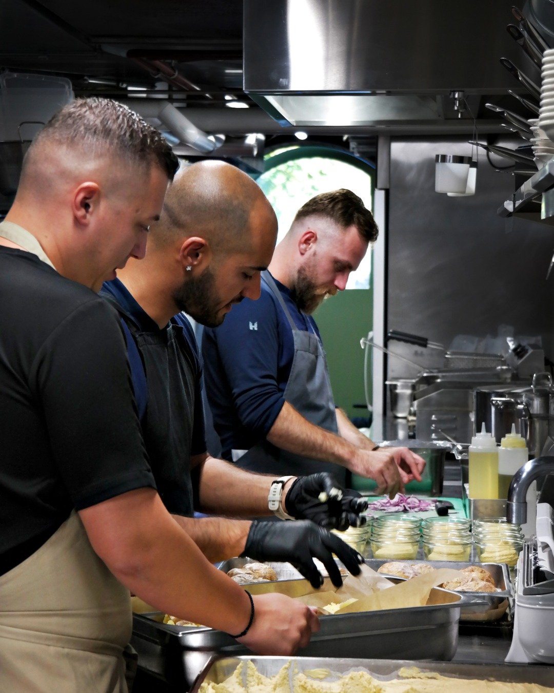 We believe in Teamwork 🙂&zwj;↕️🤝

#n&uuml;ni #griechischinzurich #griechisch #mediterran #altstetten #z&uuml;rich #restaurant #mezze