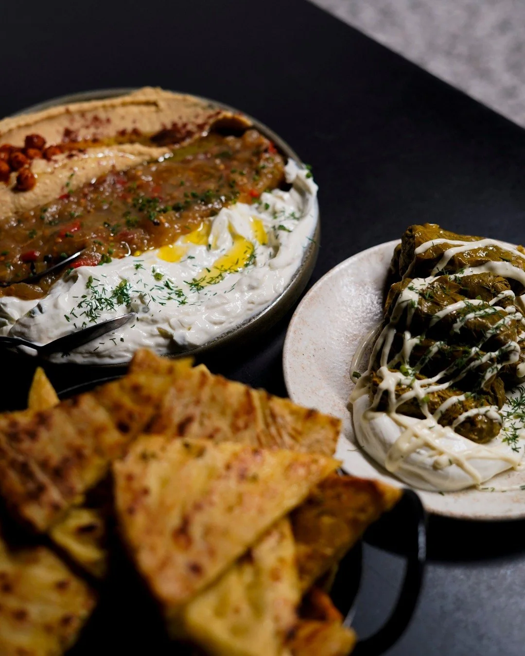 Der beste Weg den Abend eizul&auml;uten, ist ein richtig guter Ap&eacute;ro!
Und was ist besser als leckere Dips, mit ofenfrischem Pitabrot und gef&uuml;llte Weinbl&auml;tter?

#n&uuml;ni #griechischinzurich #griechisch #mediterran #altstetten #z&uum