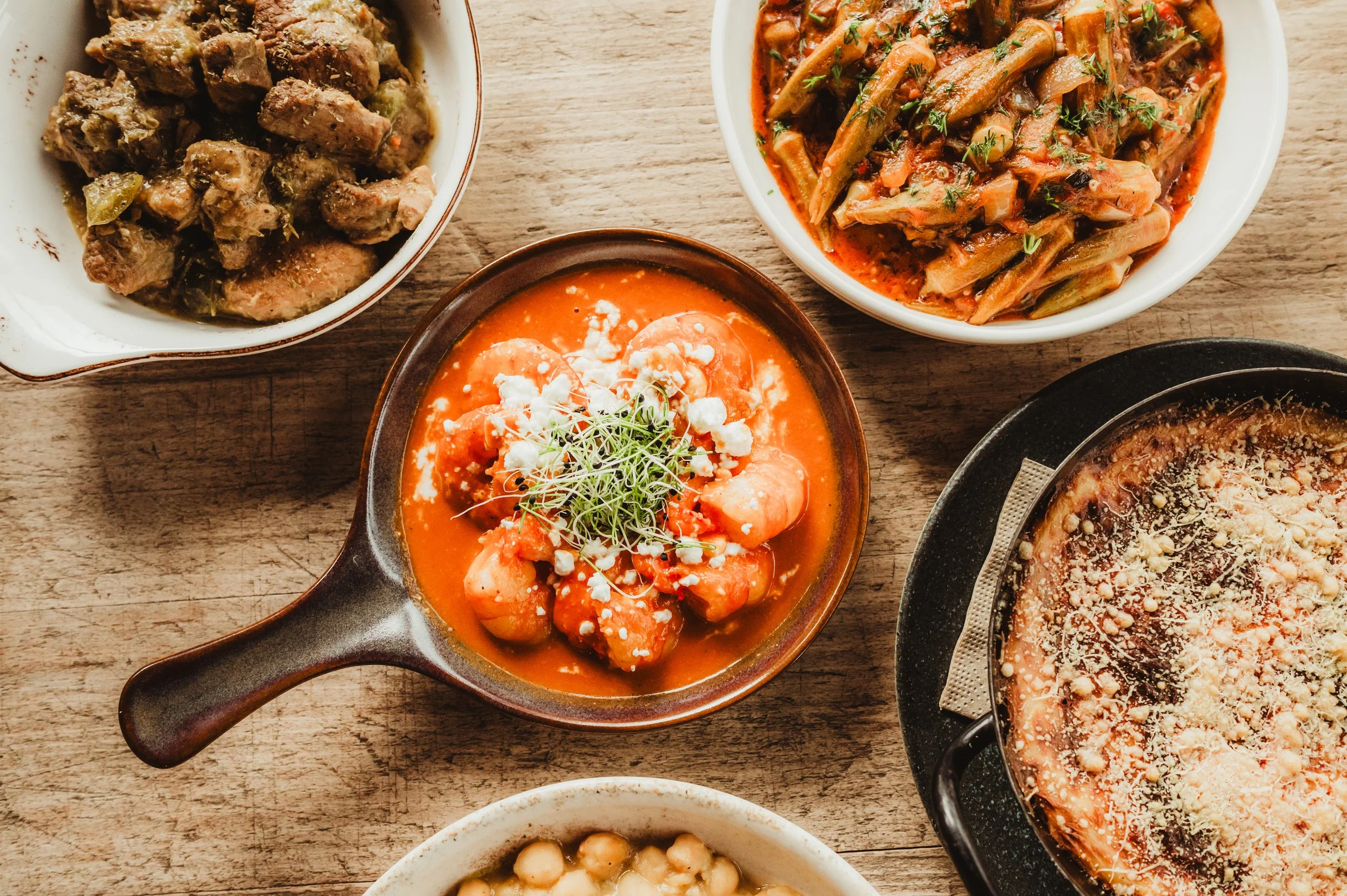 verschiedene griechische Gerichte auf dem Tisch.