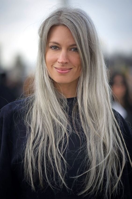 Comment assumer ses cheveux gris blancs ? — Nuances