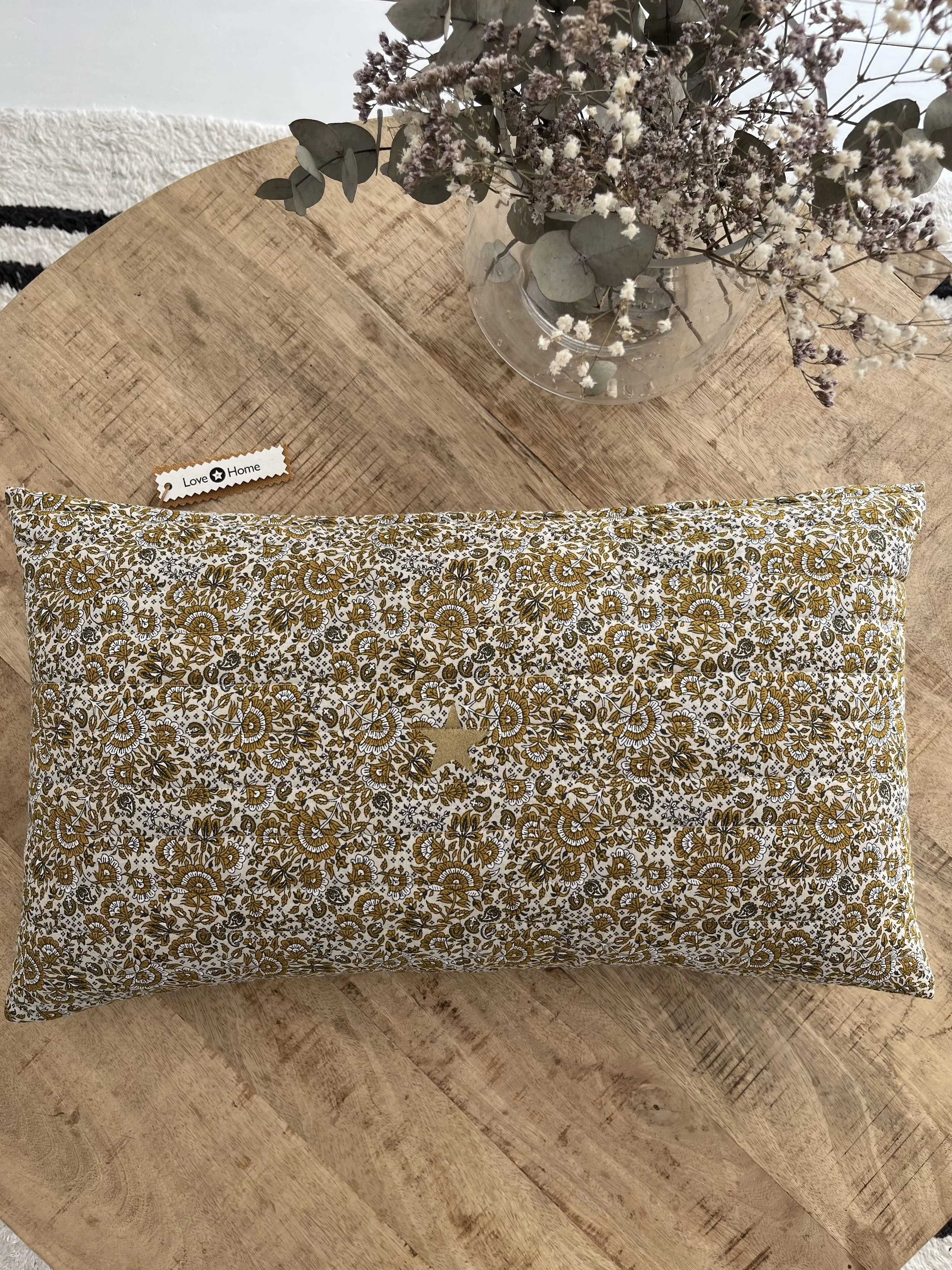 coussin-decoratif-floral-jaune.jpg