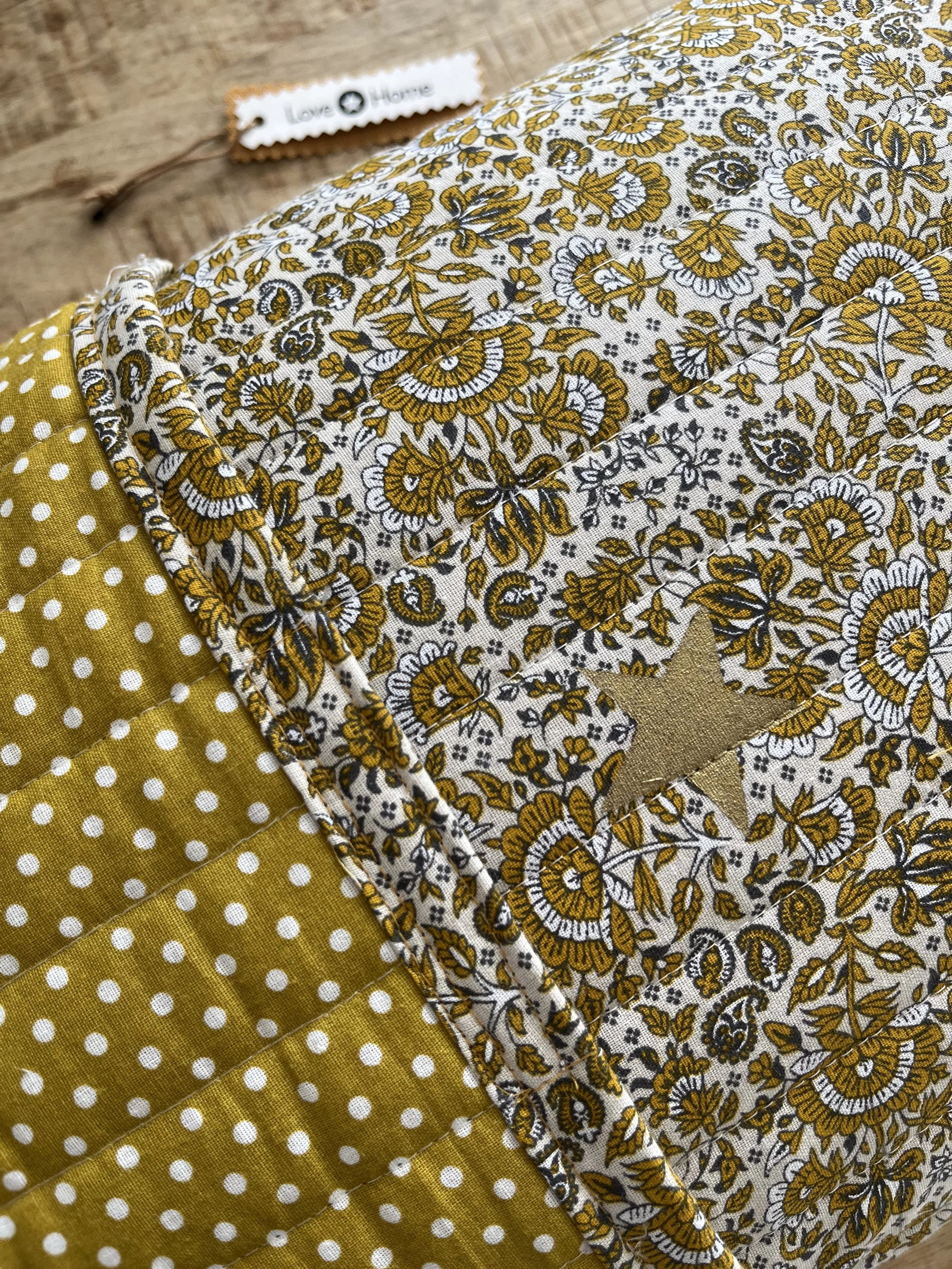 coussin-decoratif-floral-jaune3.jpeg