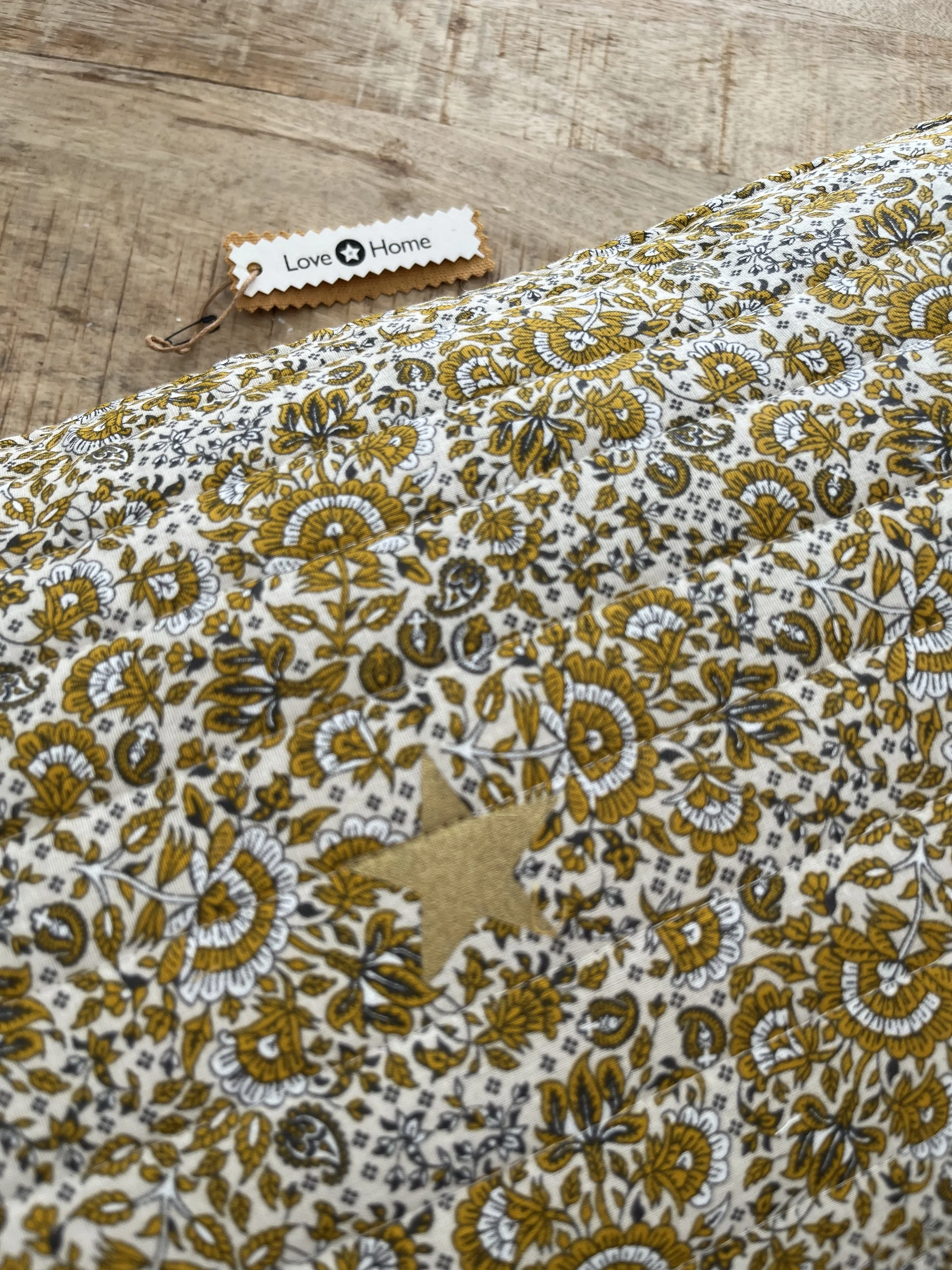 coussin-decoratif-floral-jaune.jpeg
