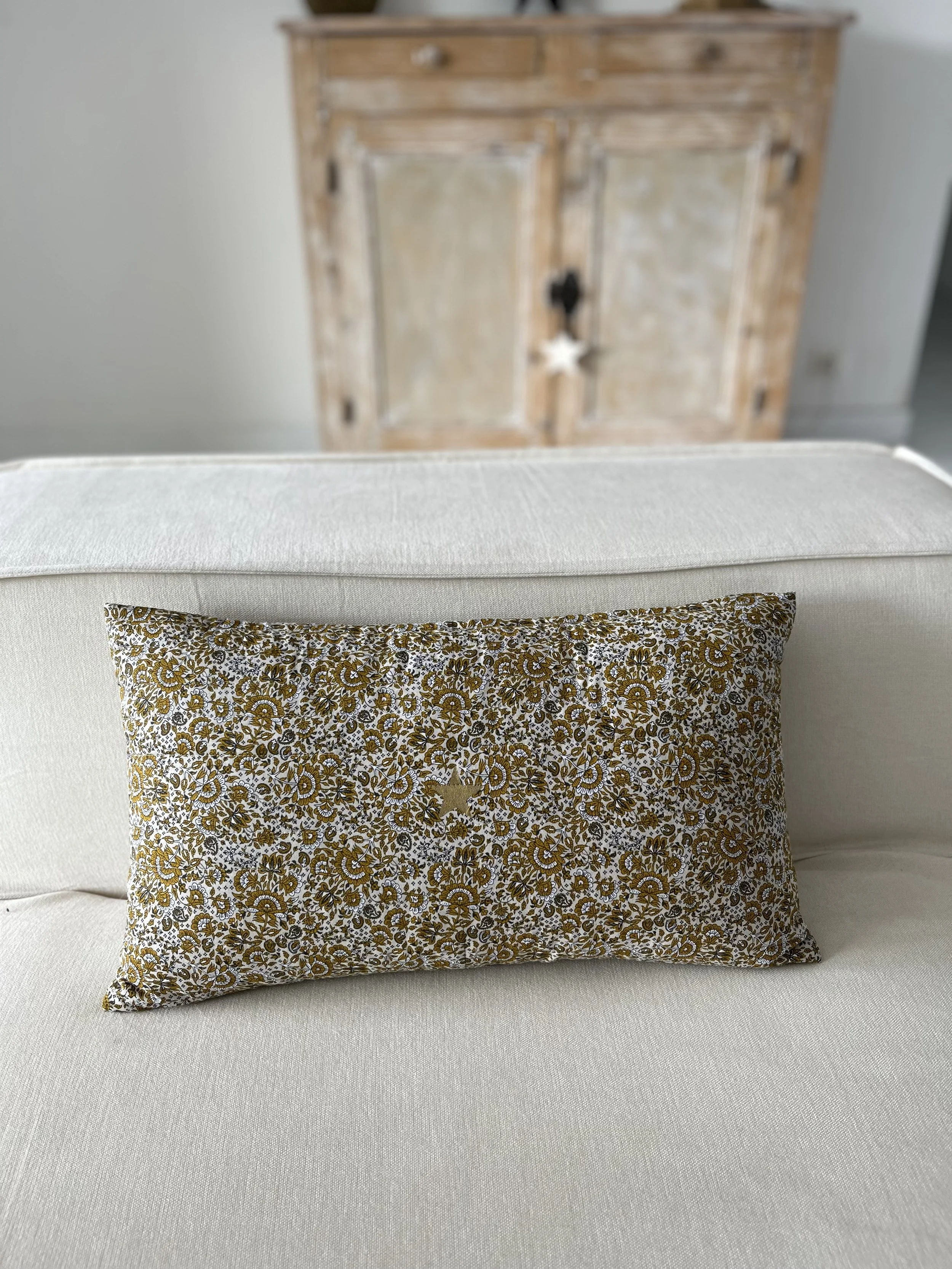 coussin-decoratif-floral-jaune4.jpeg