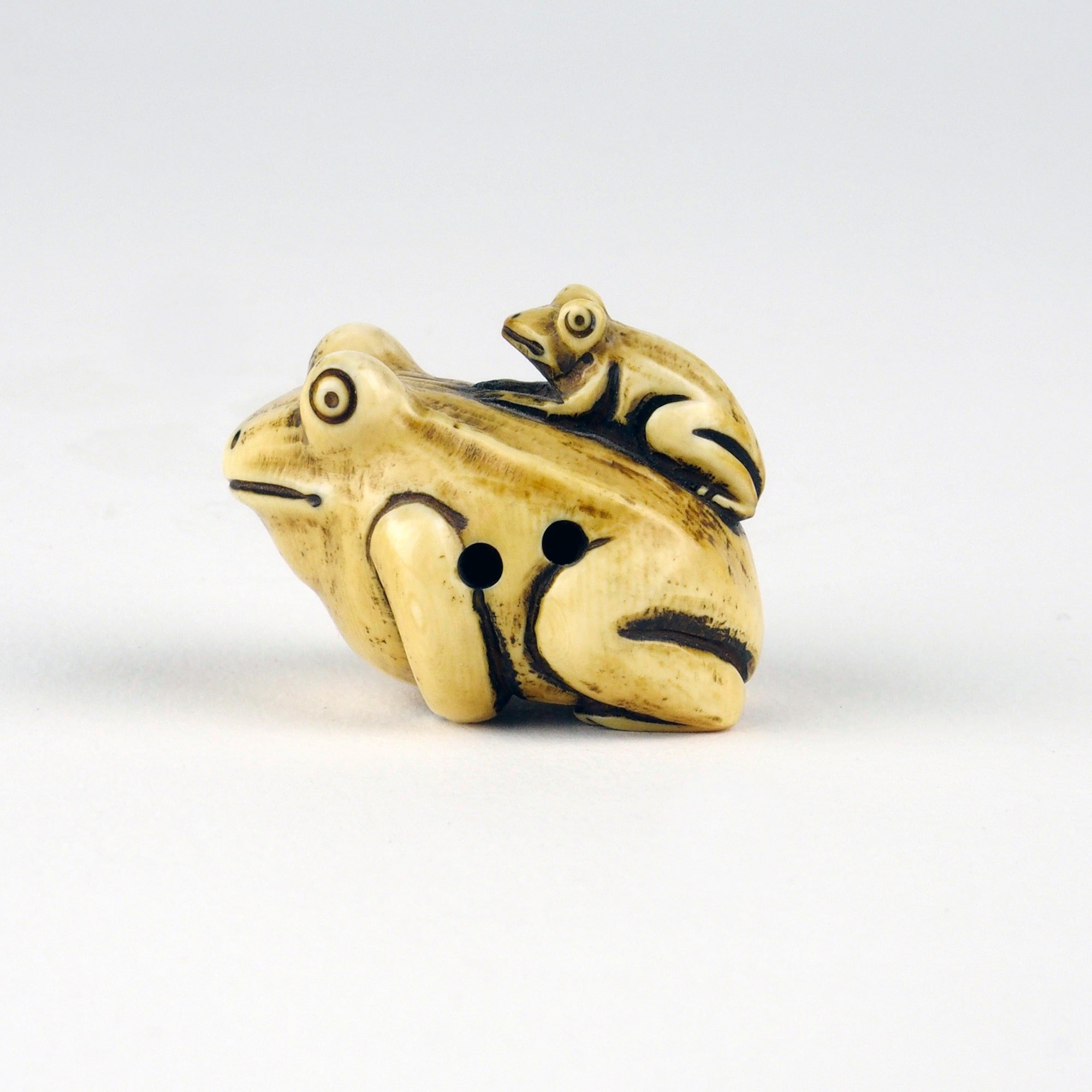 netsuke-ivoire-grenouille-antiquite-japonaise.jpeg