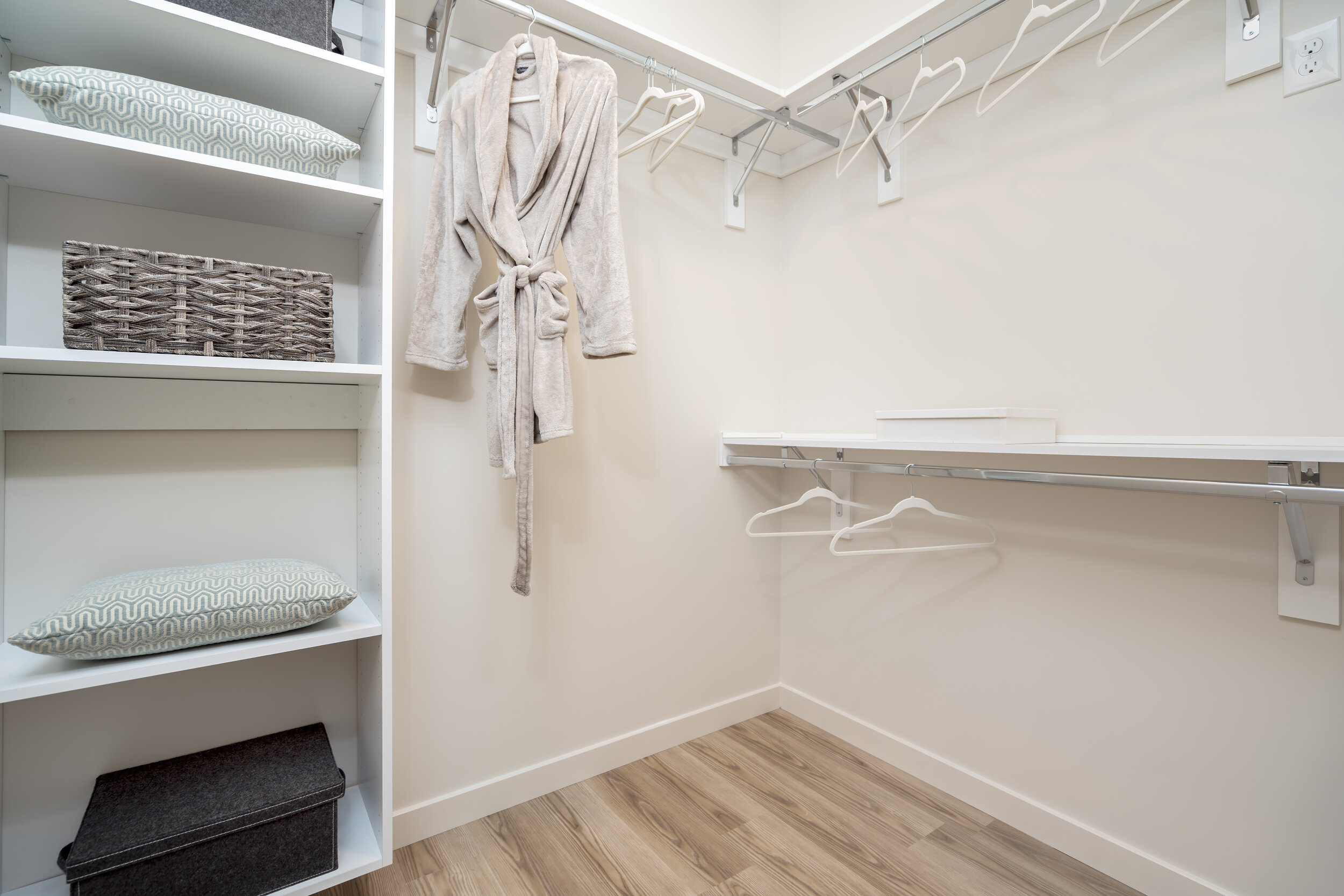 Custom Walk-in Closets