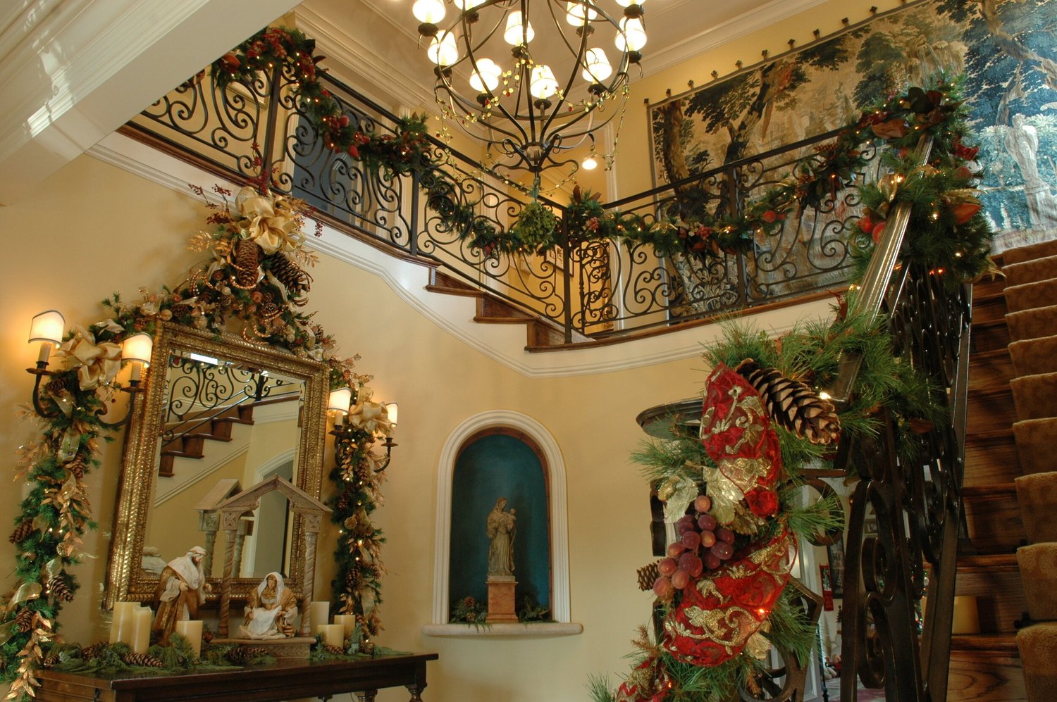 Homes Interior — The Christmas Decorator