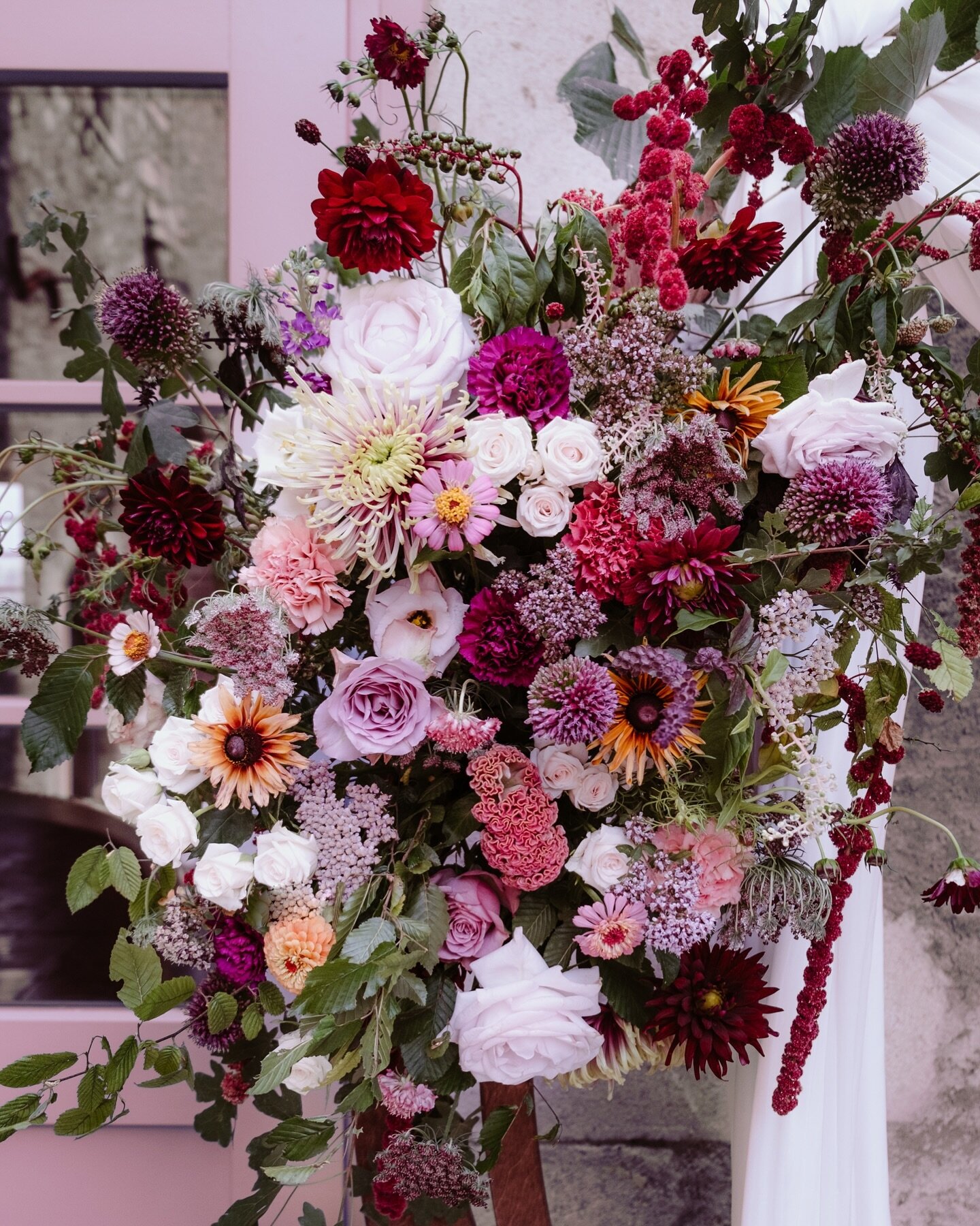 Nous adorons les mariages color&eacute;s 🩷🌸
On veut plus de couleurs ds les fleurs d&rsquo;un mariage 🥳
Explosion de fleurs d&rsquo;&eacute;t&eacute; sur une arche ronde pour le joli jour de St&eacute;phanie &amp; Lyonel 
🏰 @domaine_du_chateau_de